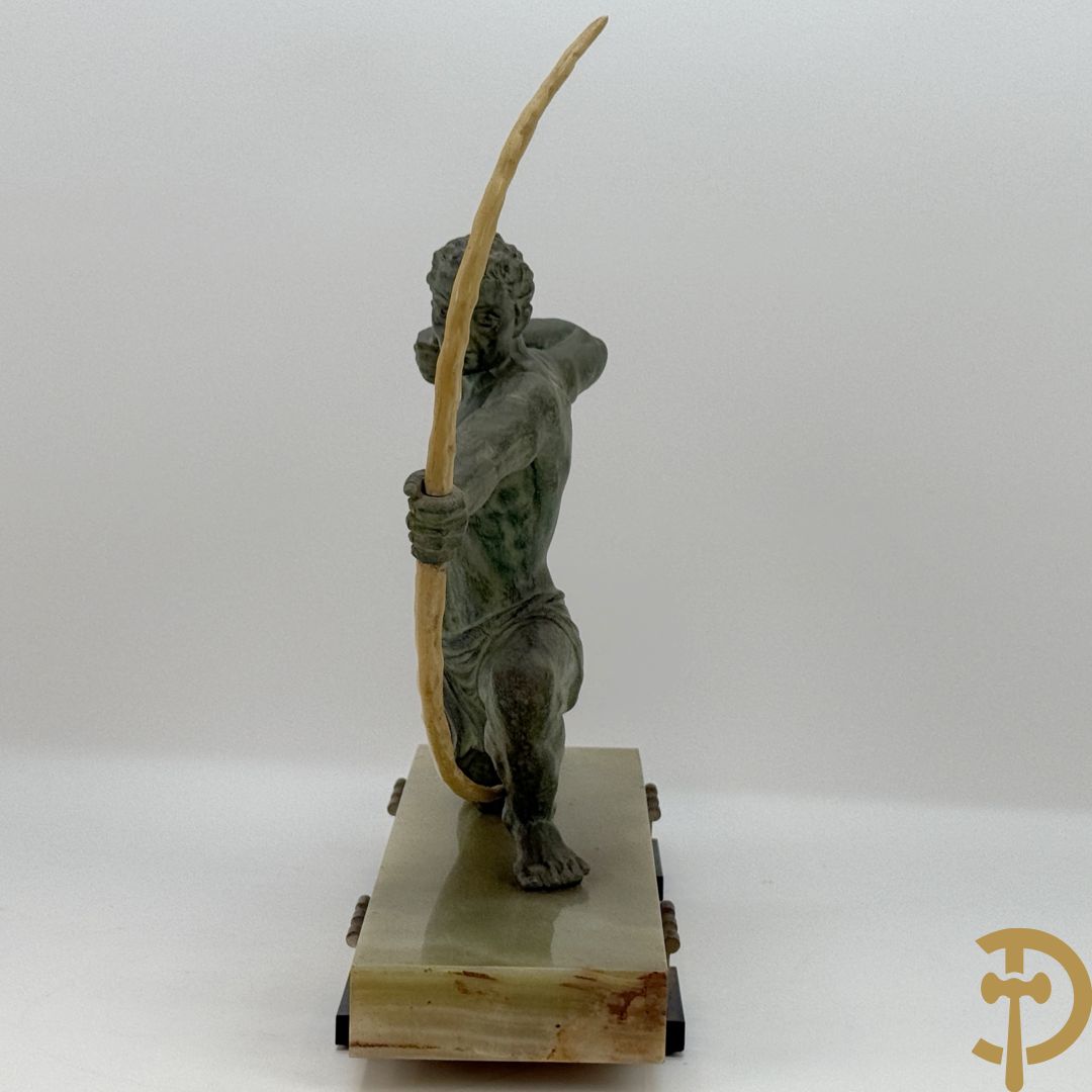 Kunstbronzen Art Deco beeld van boogschutter op onix marmeren basis