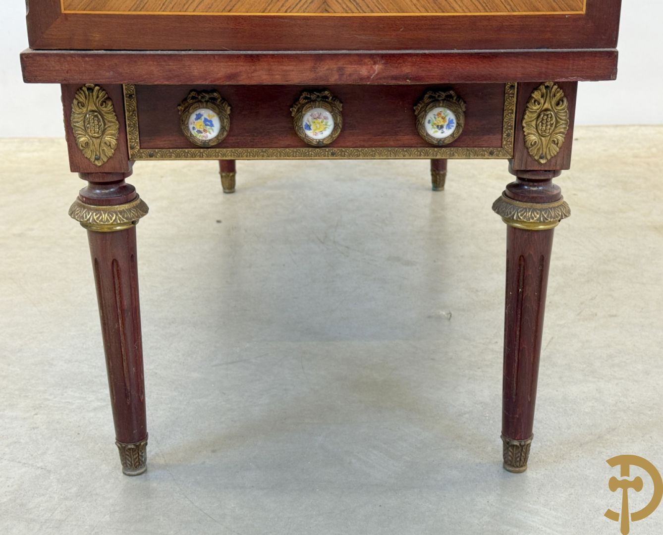 Banquette met ingebouwd bijzettafeltje bezet met porseleinen plakkettes op gecanneleerde poten