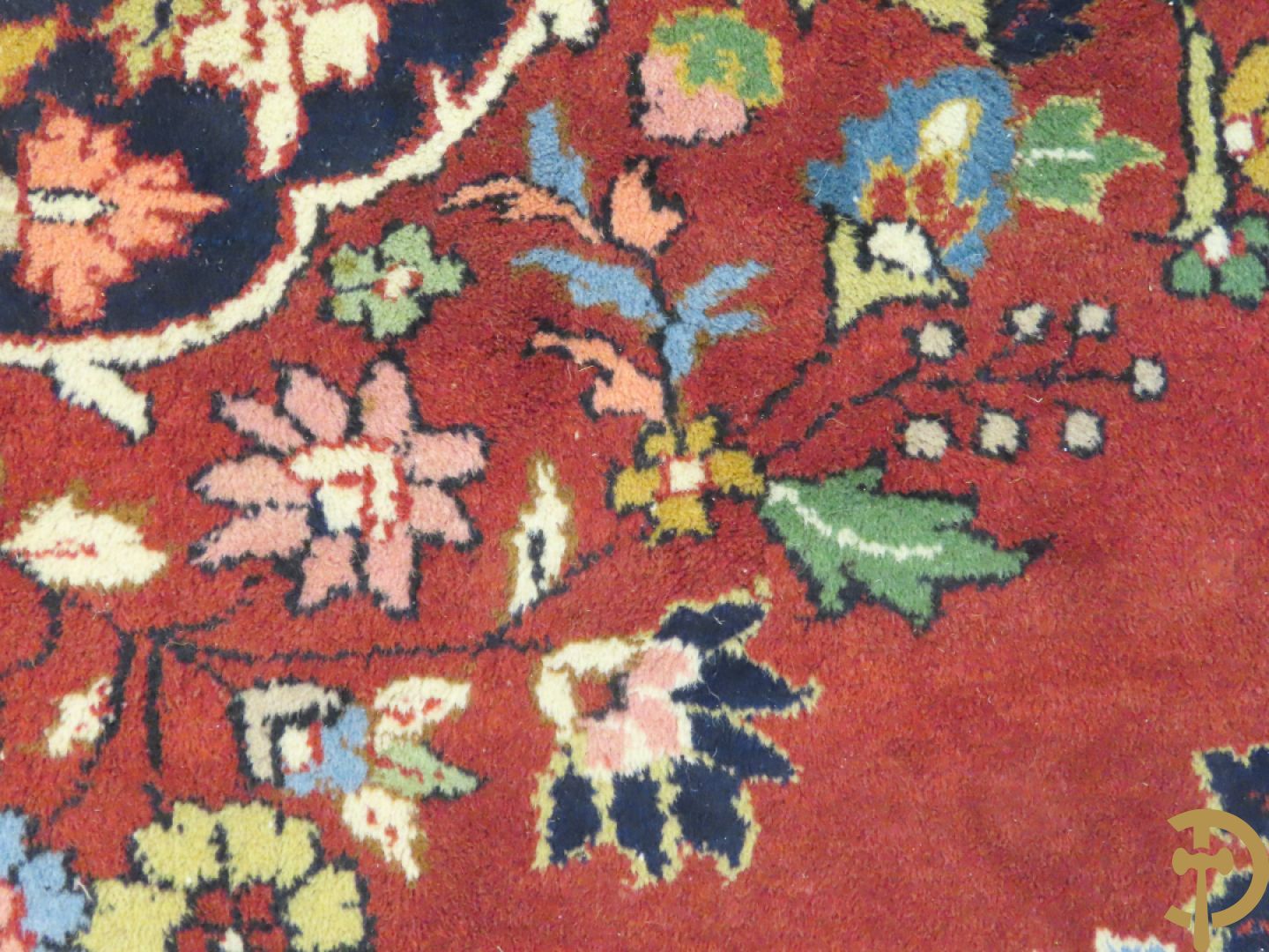 Oosters handgeknoopt tapijt met centraal medaillon en bloemenmotieven op rode fond, Tabriz