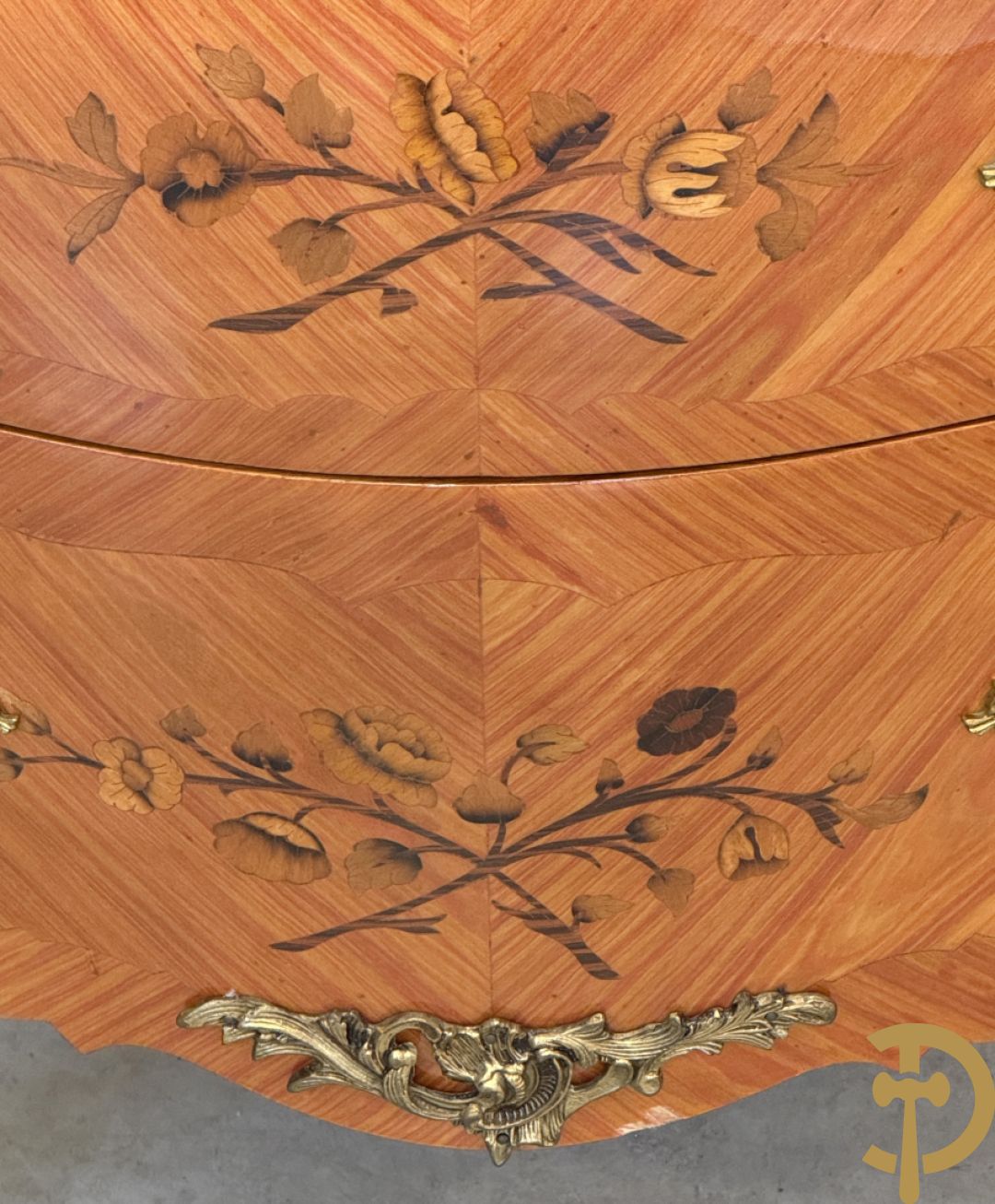 Notelaren gegalbeerde drieladencommode met bloemenmarketterie en marmeren blad