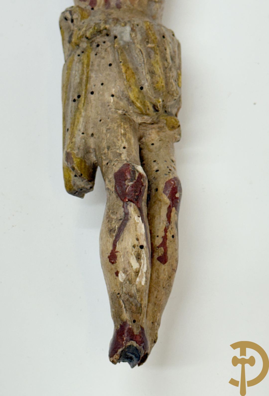 Twee Volkse houtgesculpteerde en gepolychromeerde corpussen, 18e