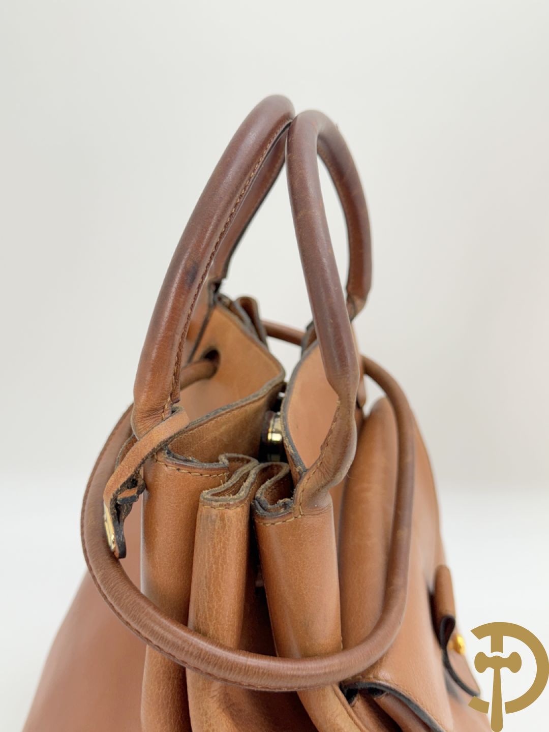 Bruin lederen handtas Delvaux + cognac lederen schoudertas Equivoque Delvaux