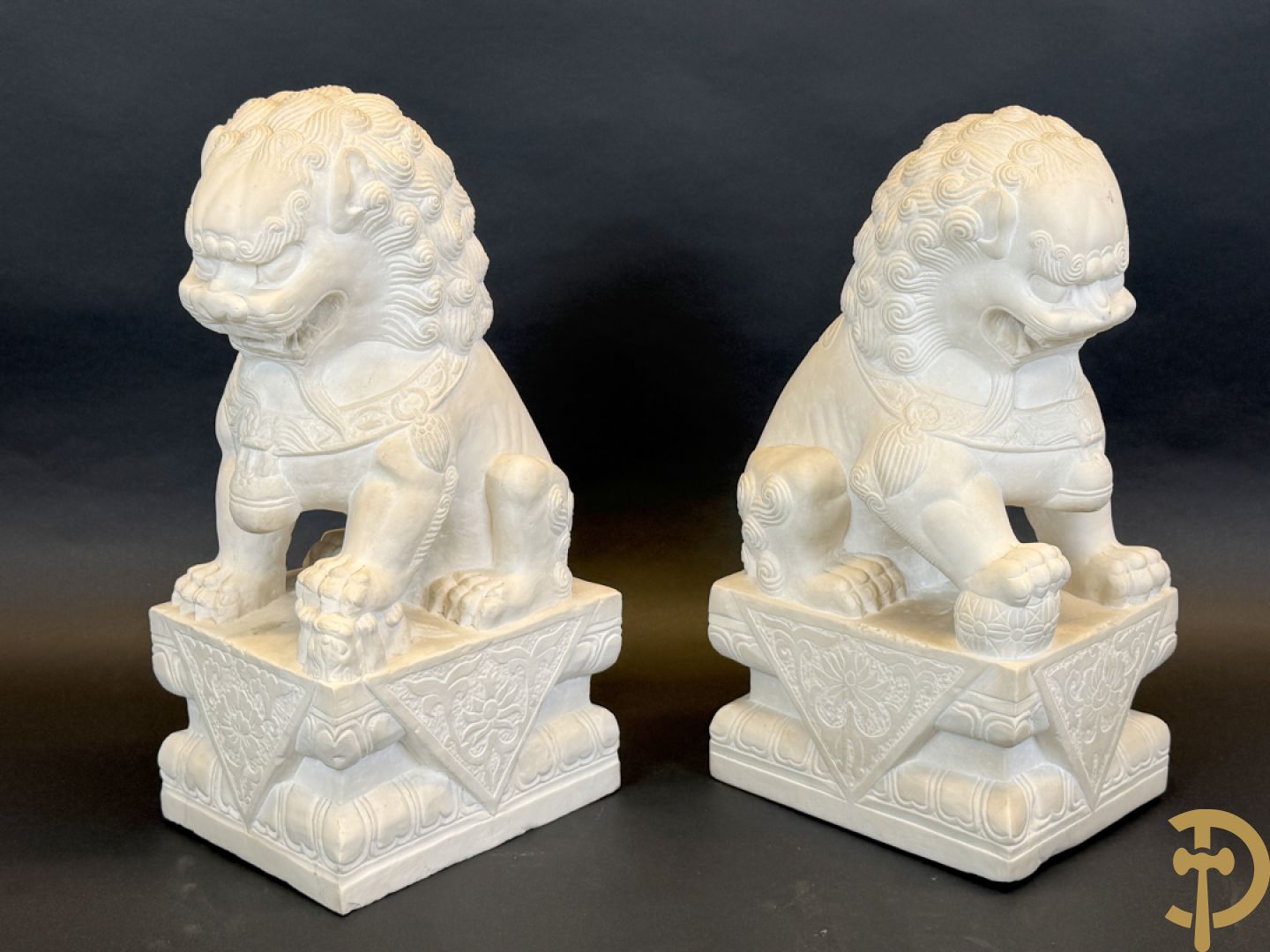 Paar handgesculpteerde marmeren fo-honden