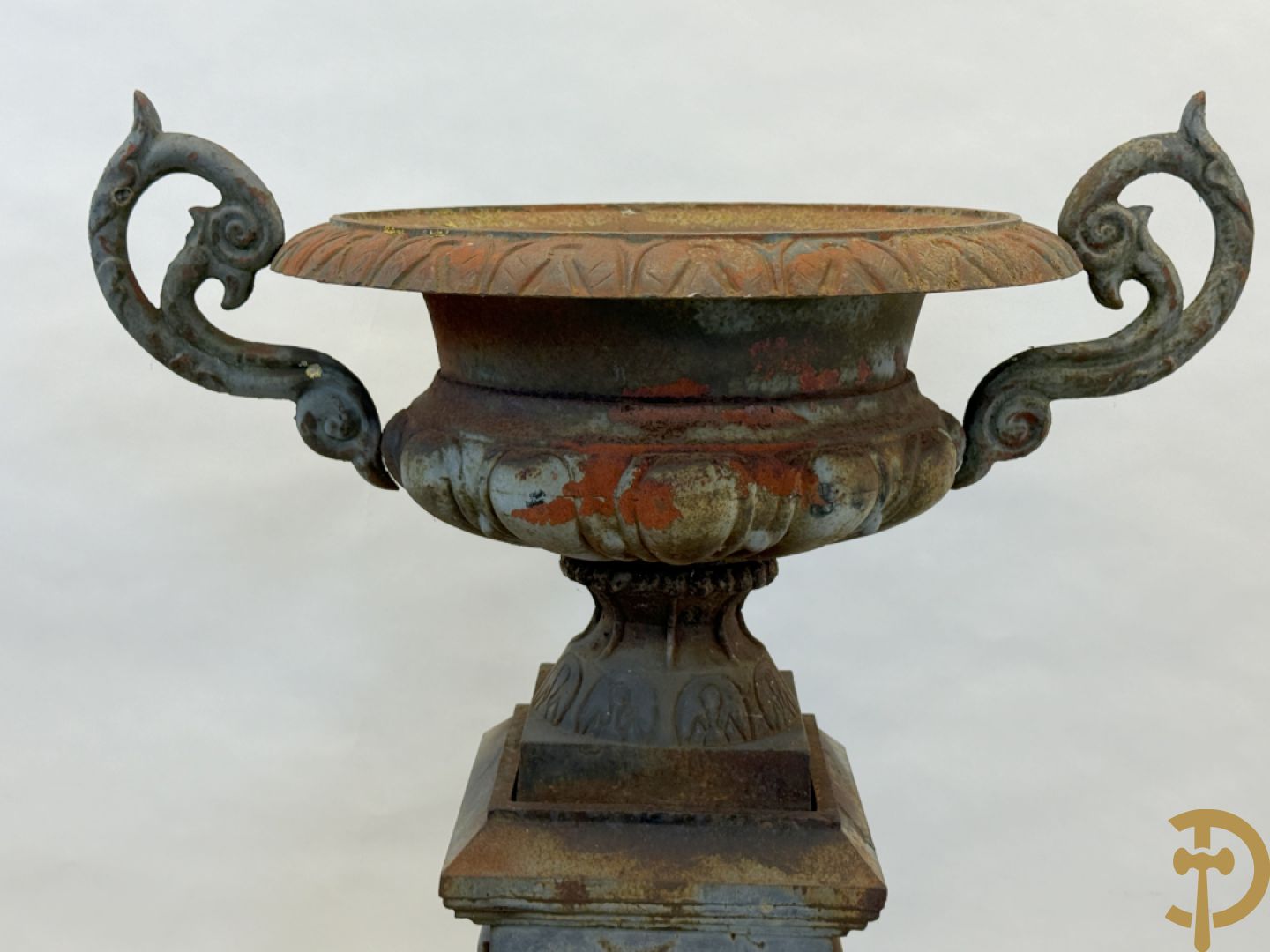 Gietijzeren amfoor met 2 oren op sokkel