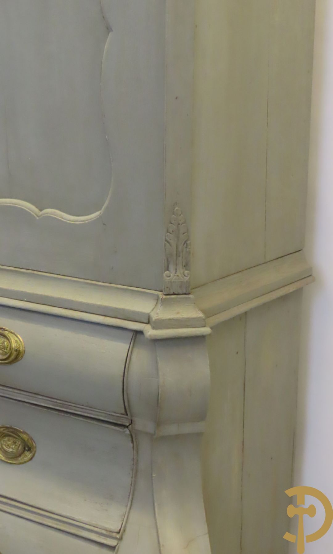 Hollands eiken beschilderd kabinet met 2 deuren bovenaan en 3 lades onderaan