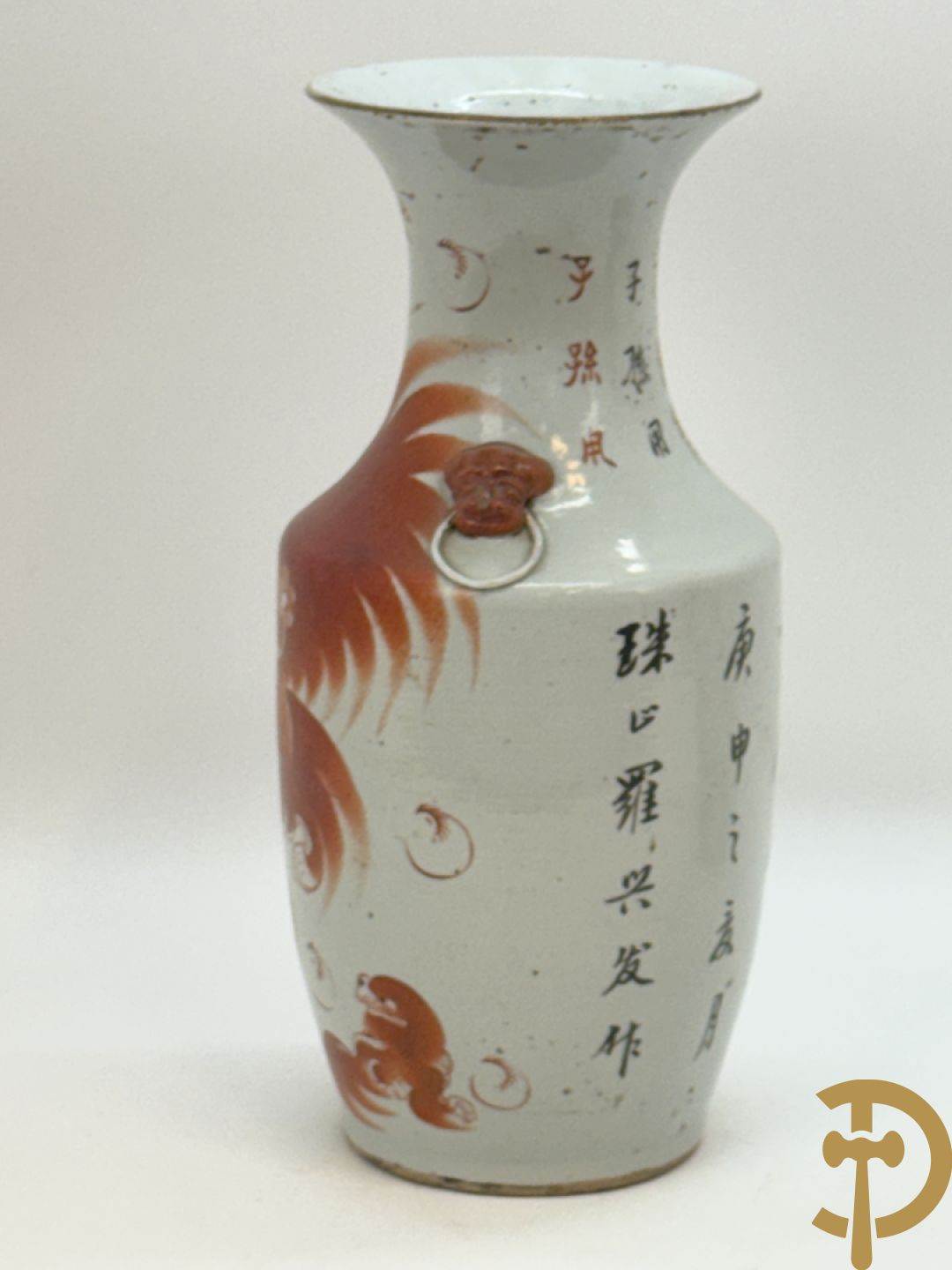 Chinese porseleinen vaas met decor van fo honden + Dekselpotiche in Chinees porselein met geanimeerd decor van dames in landschap