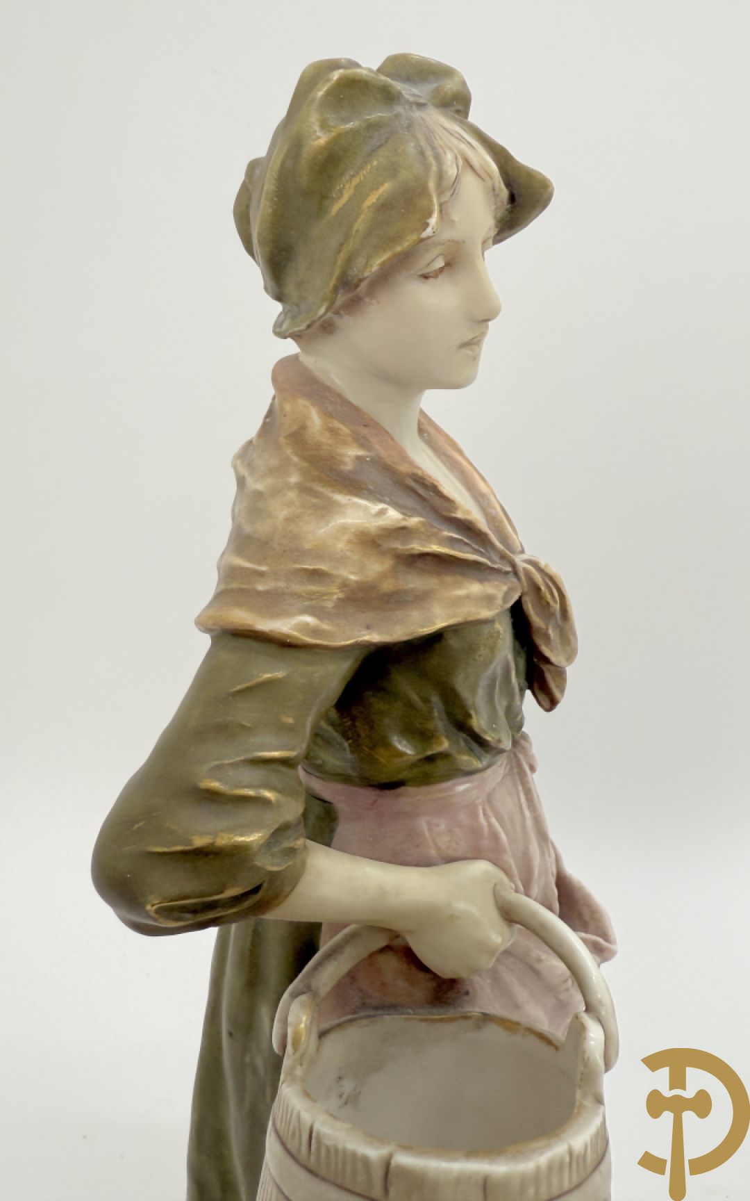 Royal Dux beeld van melkmeisje, onderaan genummeerd 1055 + vaas met zittende dame, Royal Dux stijl