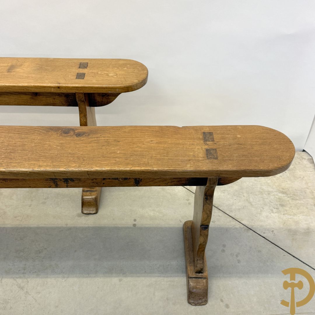 Paar massief eiken kloosterbanken met afgeronde zijkanten