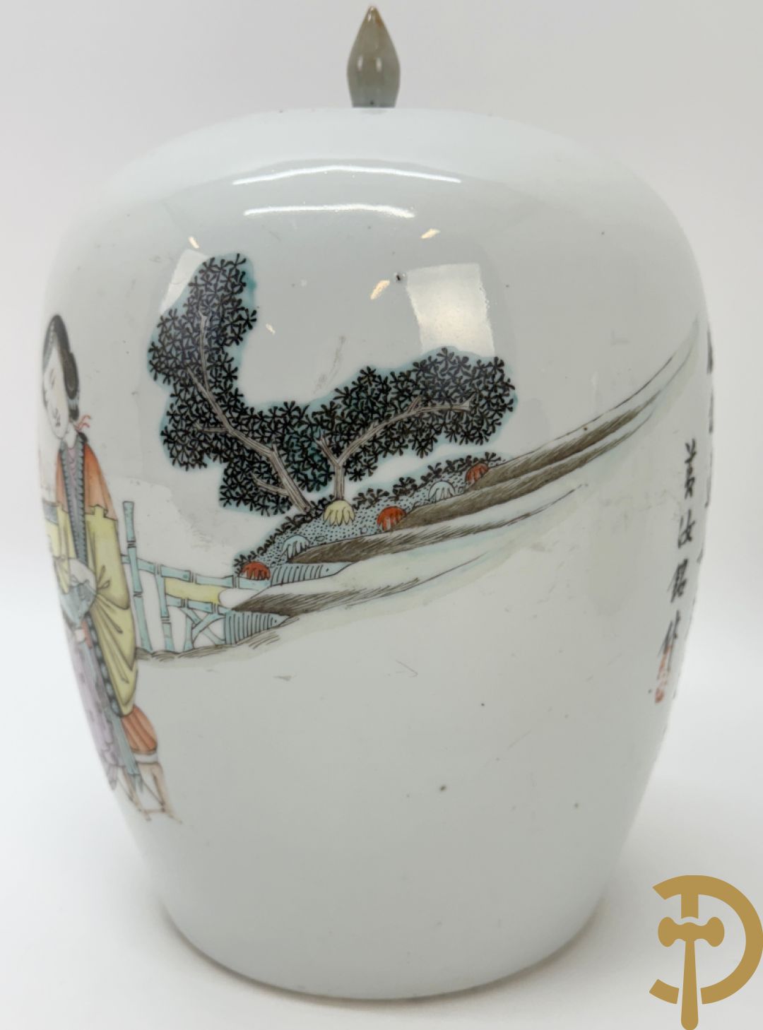 Chinese porseleinen cachepot met decor van dames en kind