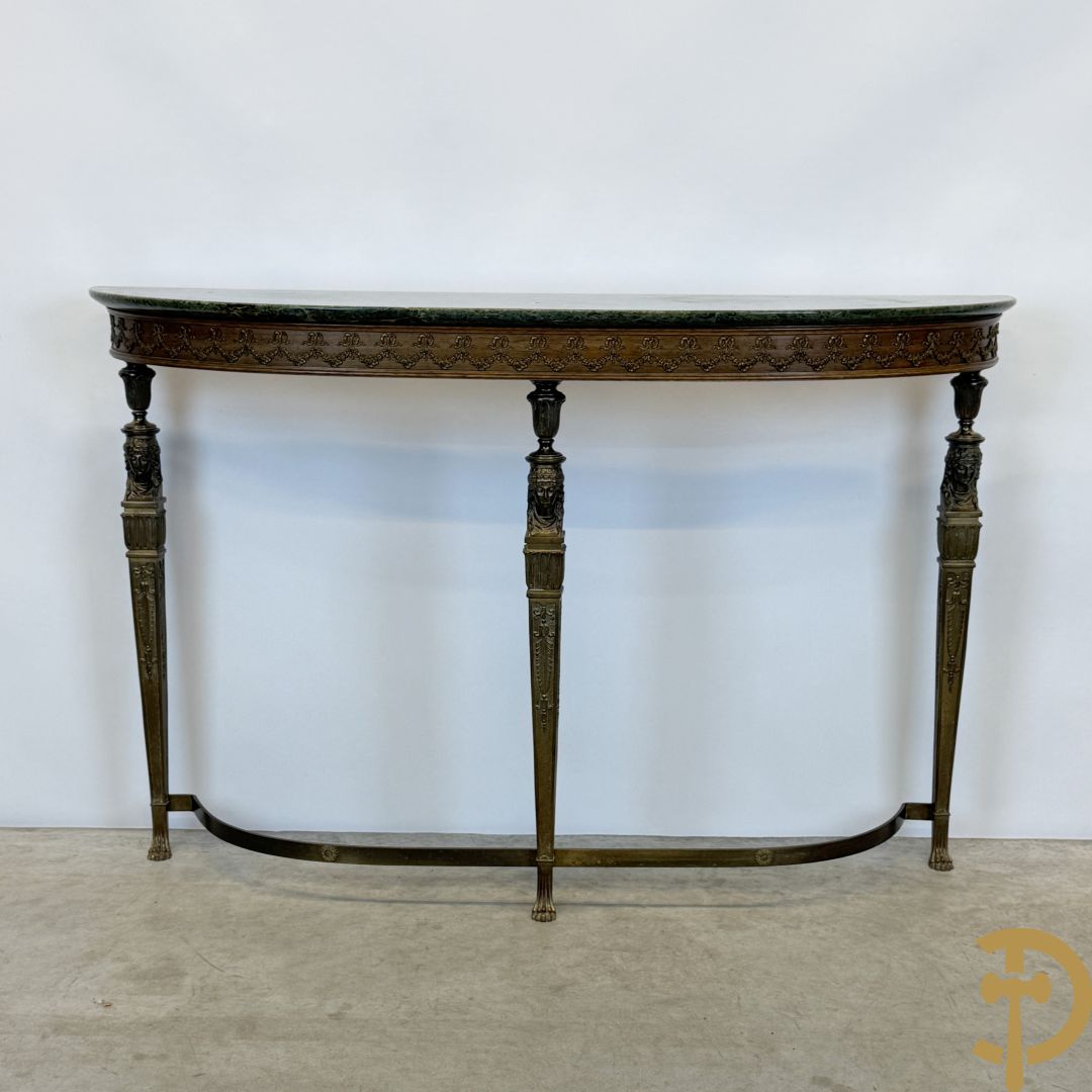 Console op bronzen poten met dameshoofden bezet, bovenaan met groen marmeren blad