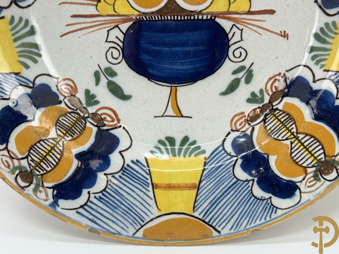 Paar Delftse meerkleurige pauwenstaartbordjes, achteraan gemerkt