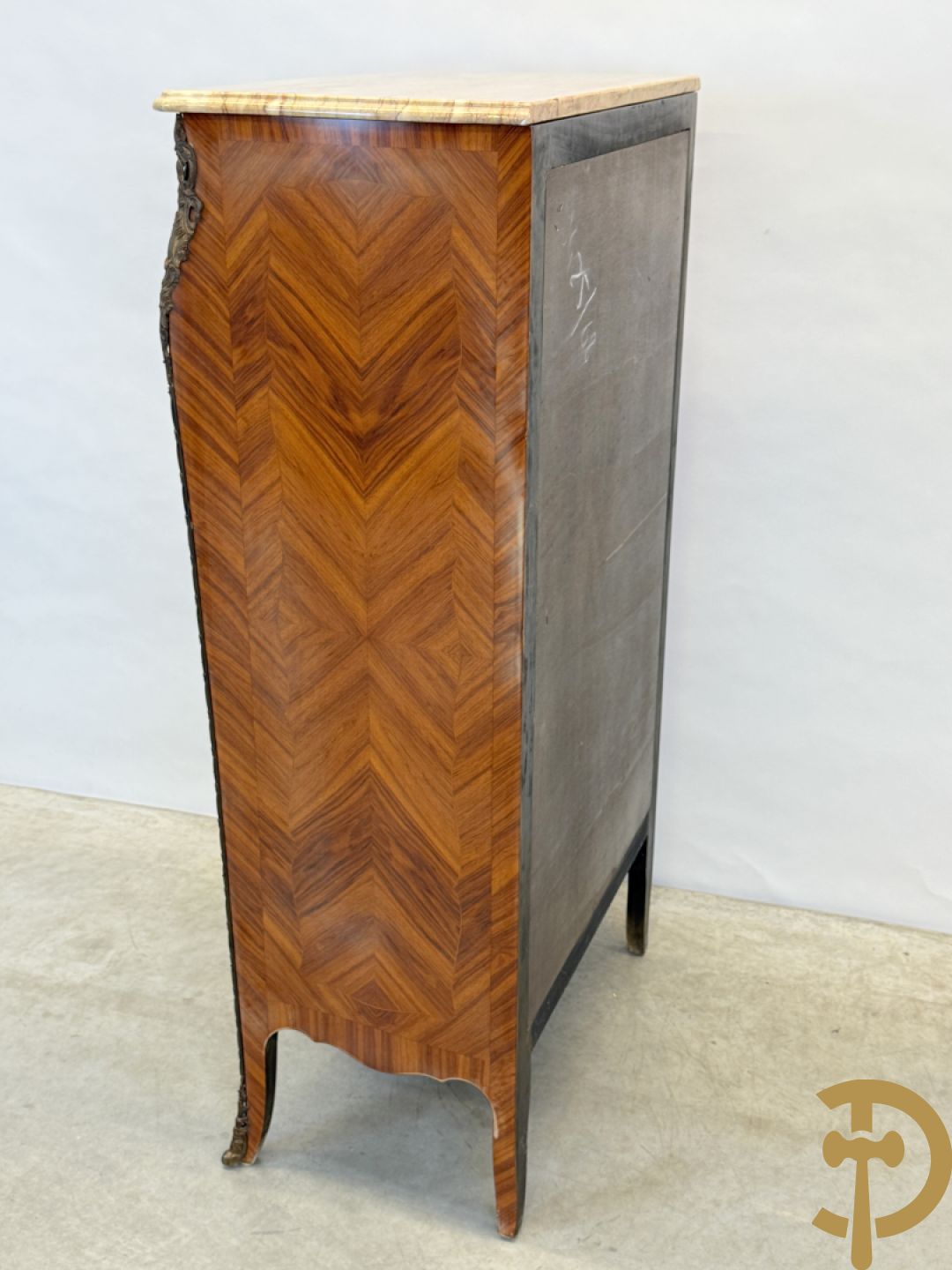 Notelaren zevenladenkast met bloemenmarquetterie en bronzen ornamenten, bovenaan met marmeren blad