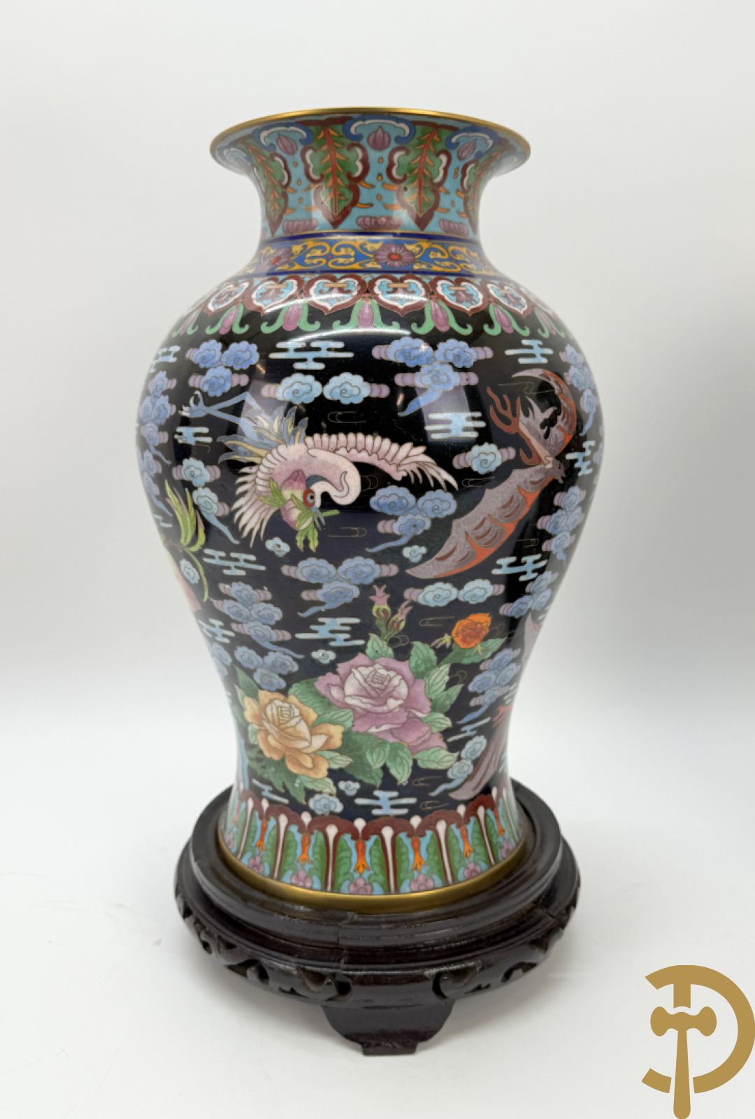 Paar cloisonévazen met bloemen en vogeldecor op zwarte fond - op houten sokkel