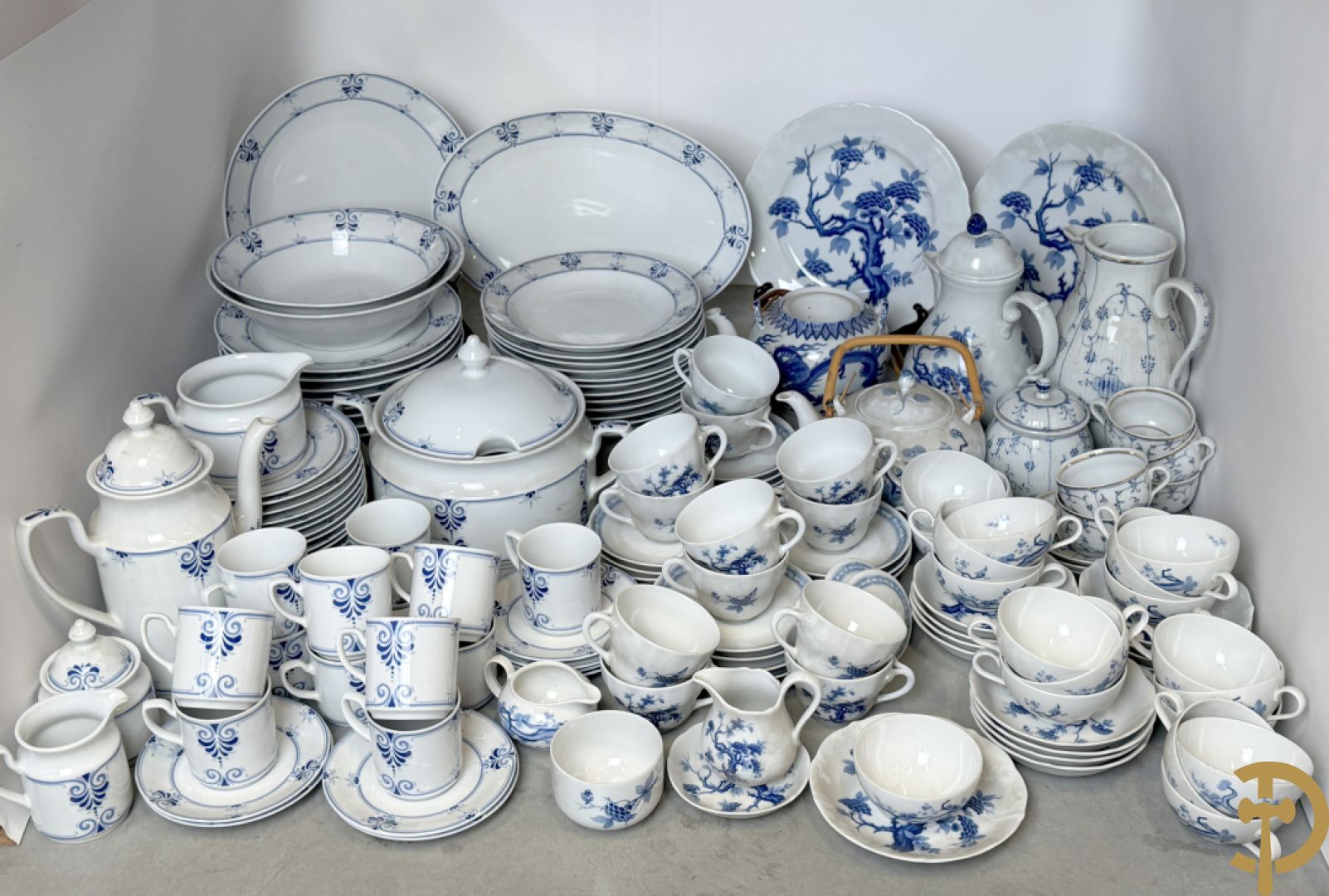 Porseleinen eet- en koffieservies, Winterling Kirchenlamitz Bavaria, met kobaltblauw decor + Porseleinen eet- en koffieservies met blauw bomendecor, Bavaria