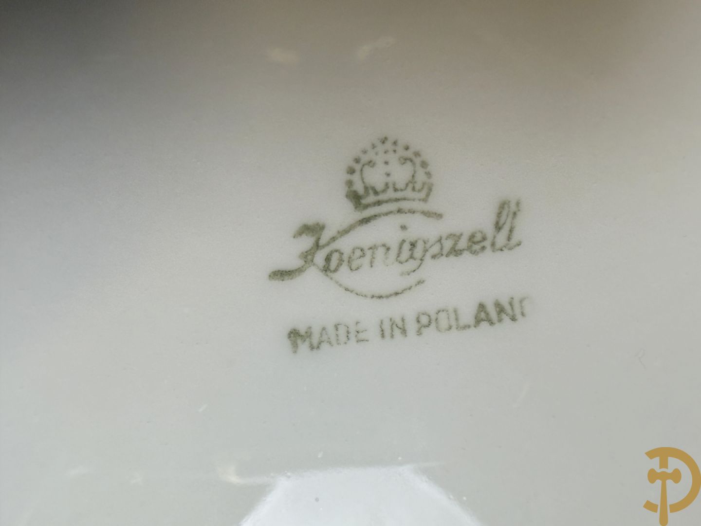 Verguld porseleinen servies met bloemenmotieven