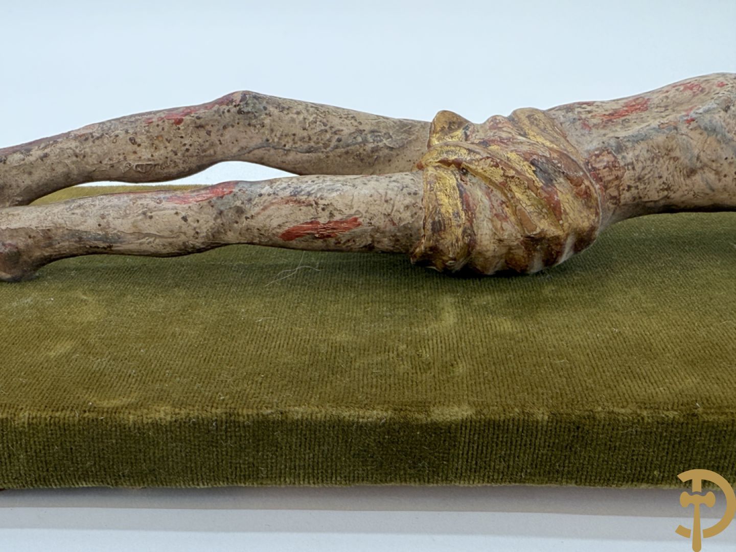 Twee houtgesculpteerde en gepolychromeerde corpussen, 18e