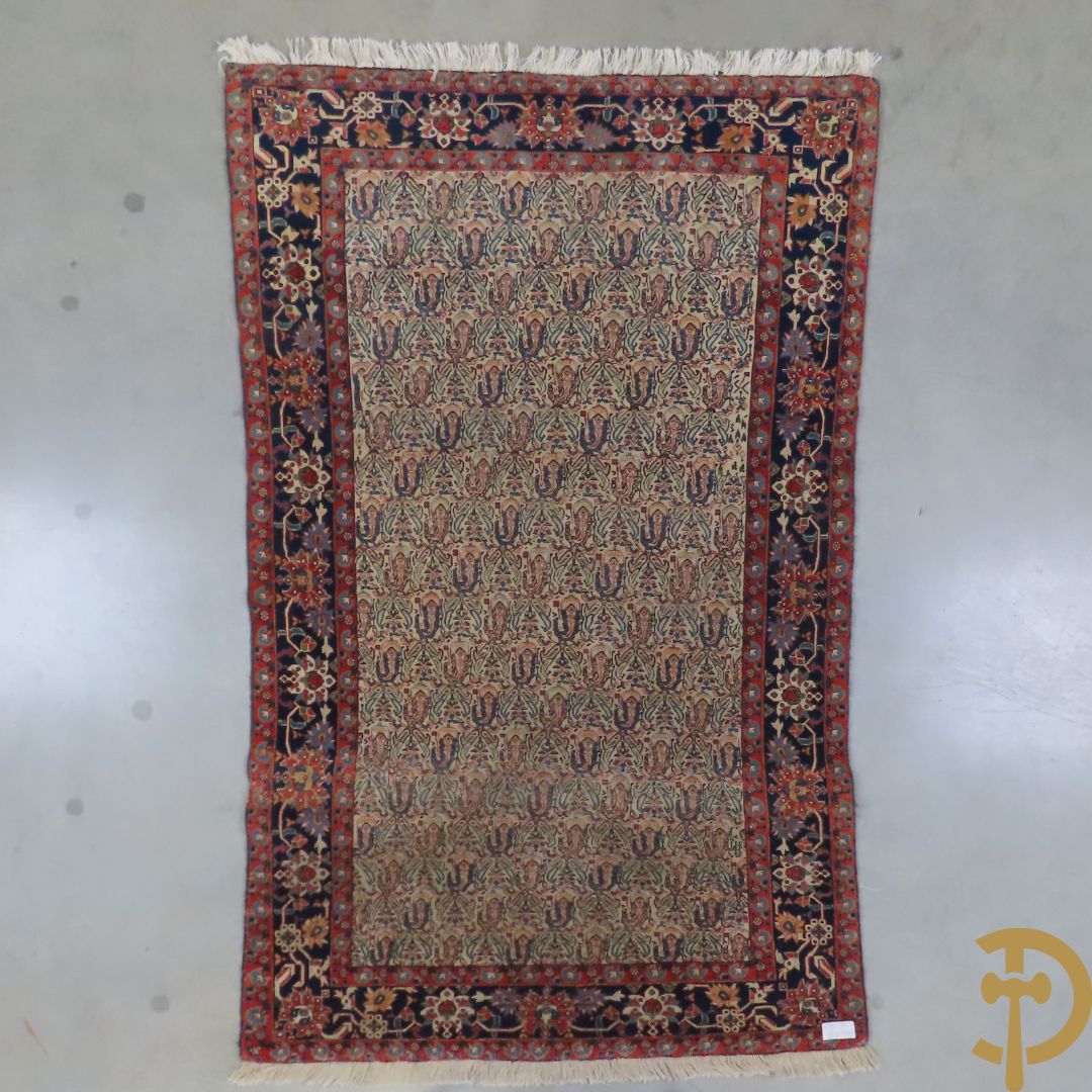 Antiek handgeknoopt tapijt met cashmeremotieven en florale omranding