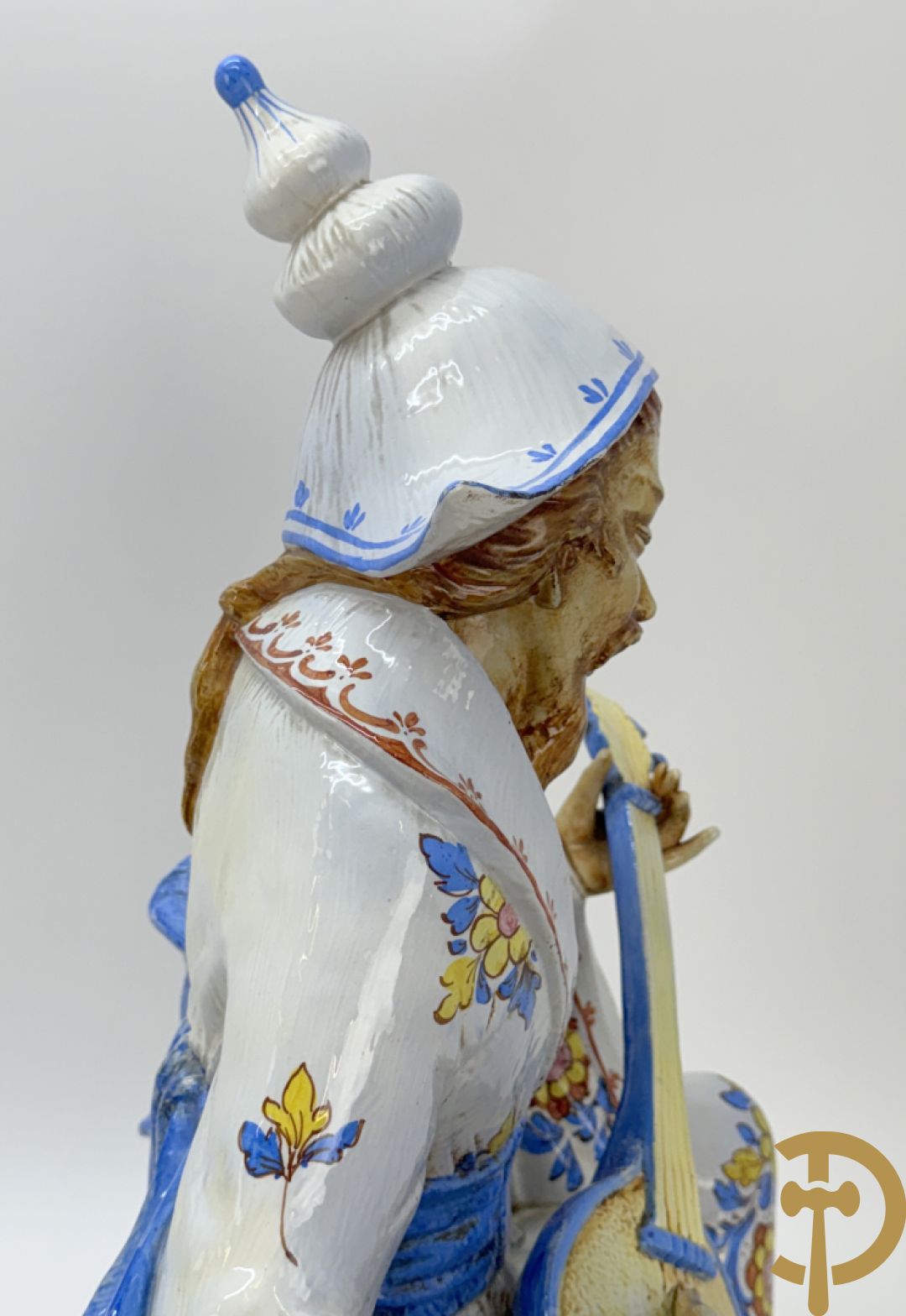 Meerkleurig Italiaans beeld van zittende oosterse man met snaarinstrument