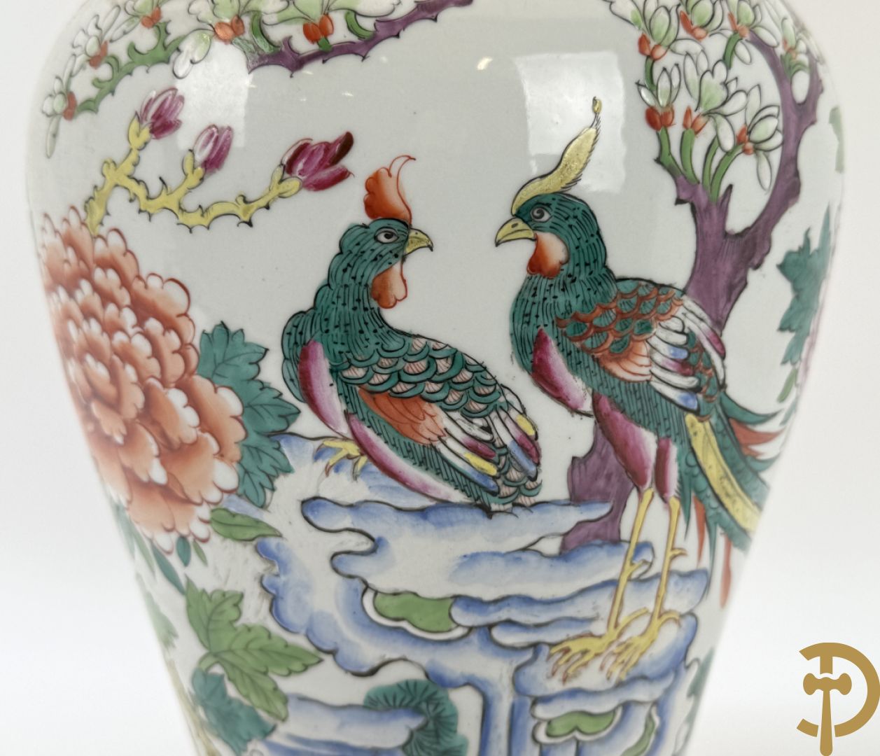 Porseleinen vaas met decor van vogels en pioenrozen, Samson, gemonteerd als lampadaire