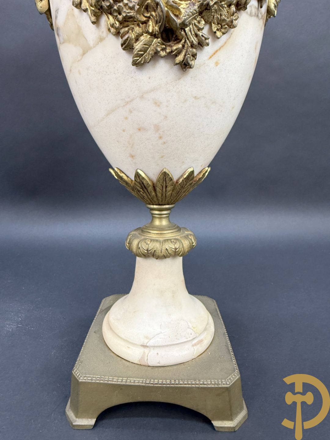 Paar marmeren cassolettes met hermenhoofden en guirlandes