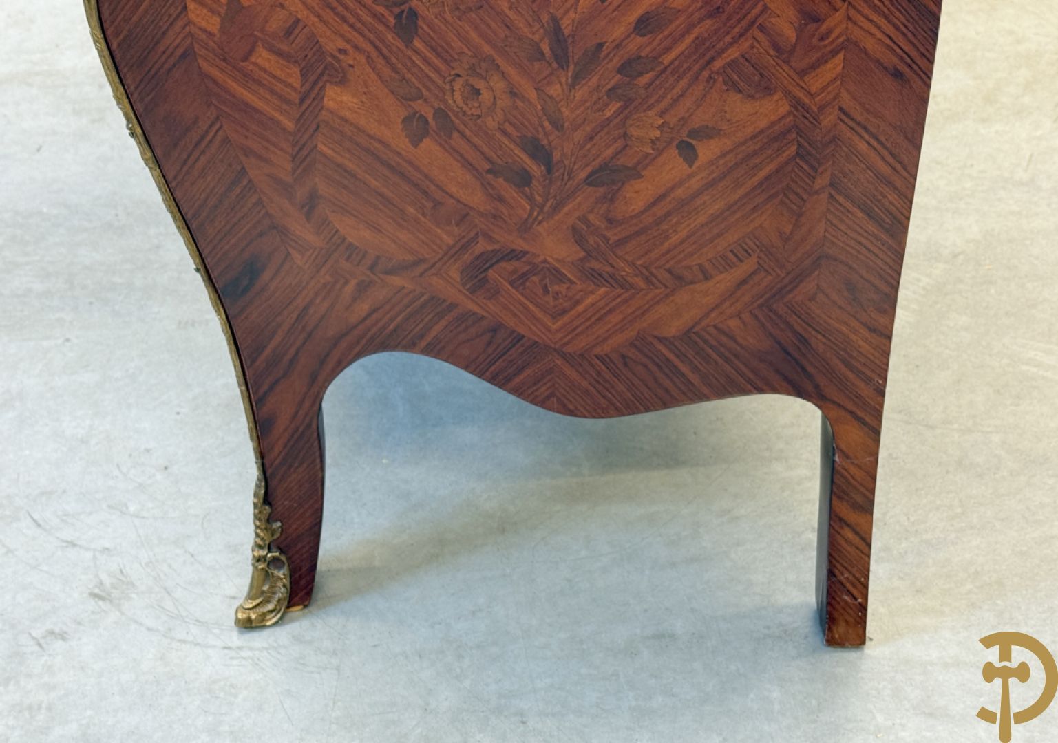 Notelaren gegalbeerde drieladencommode met bloemenmarquetterie en bezet met bronzen ornamenten, bovenaan met marmeren blad