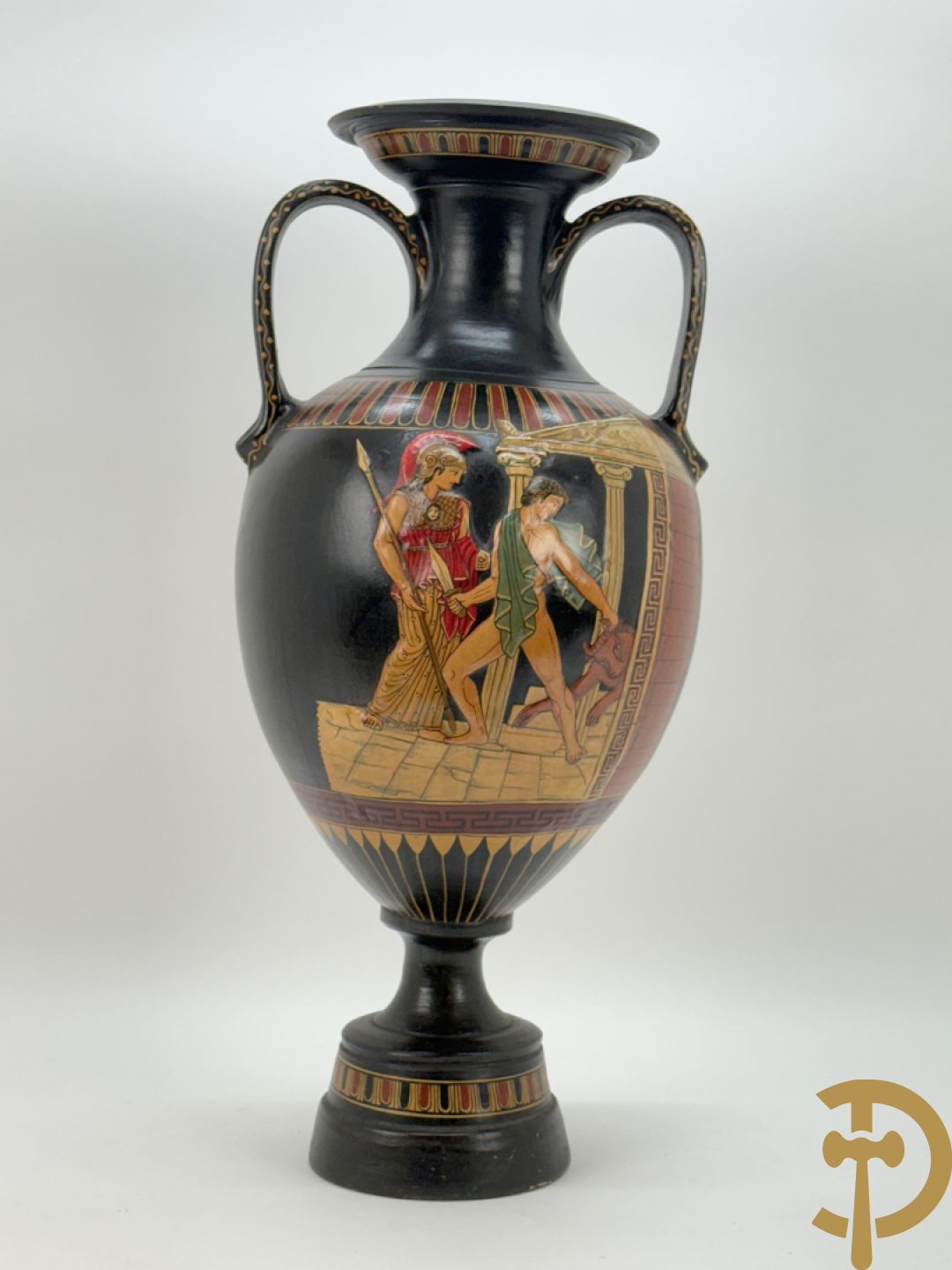 Amfoorvormige vaas in terra cotta met voorstellingen uit de Klassieke oudheid, Griekse stijl