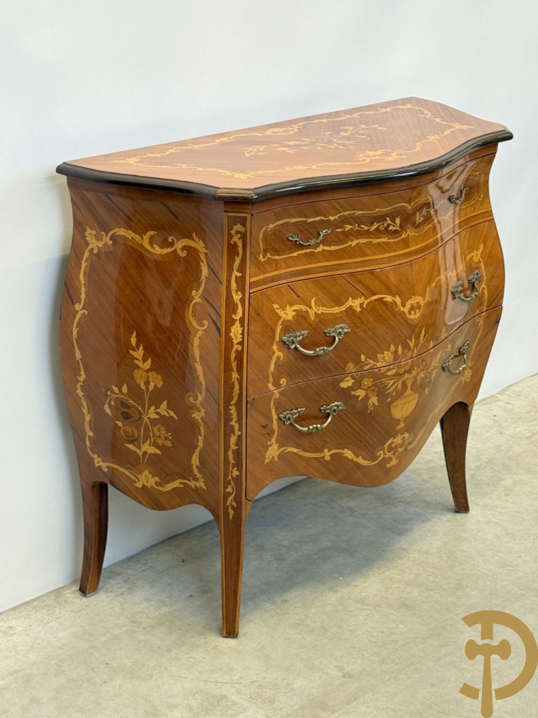 Gegalbeerde notelaren commode met 3 lades en bloemenmarketterie