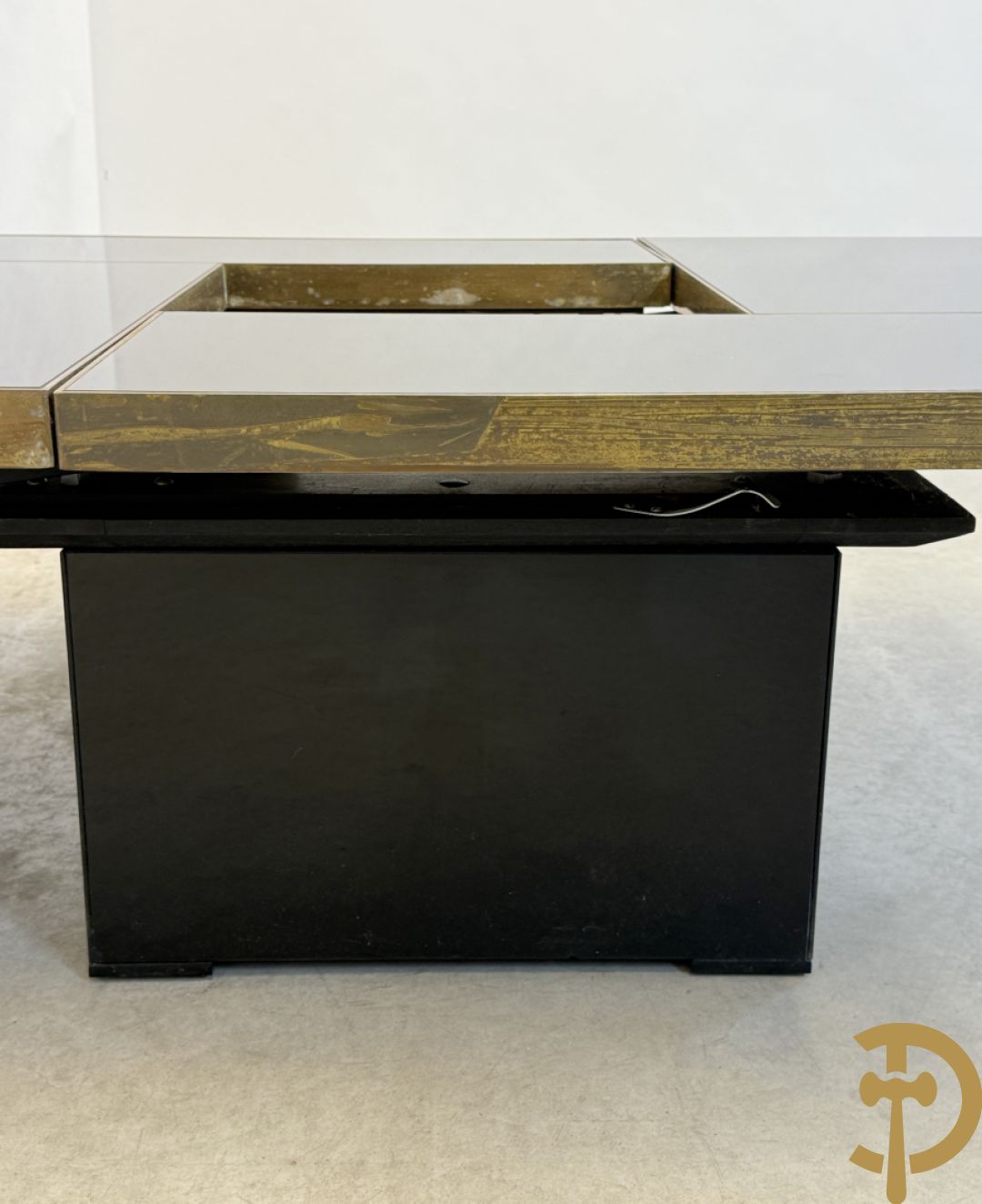 Vintage zwarte salontafel Belgo Chrom met koperomranding en open schuifbare middenpartij - centraal met bar