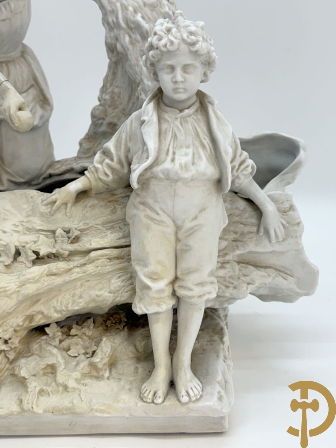 Ongetekend, witte biscuit van jongen en meisje bij boomstronk