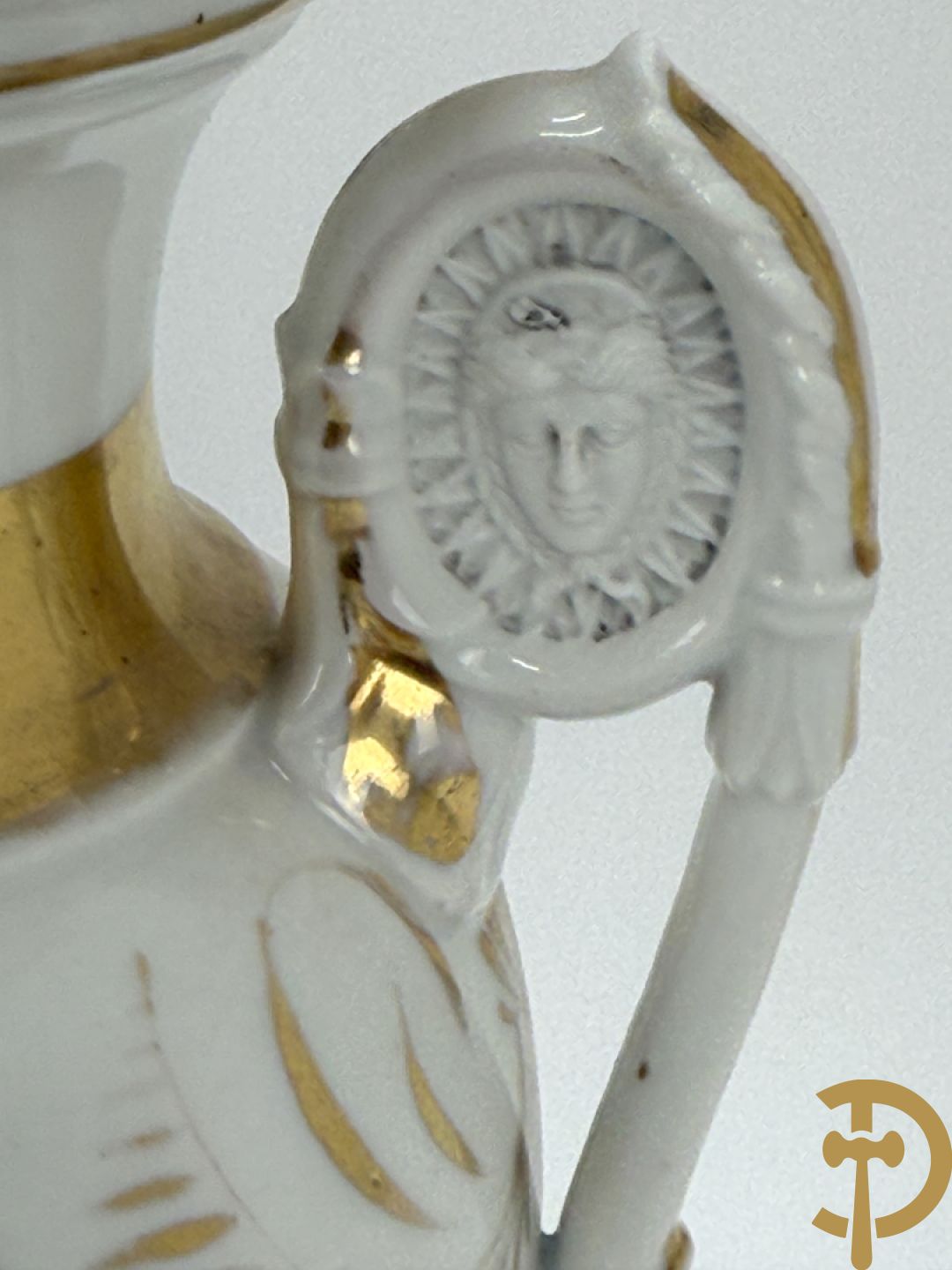 Paar Vieux Bruxelles cornetvazen met religieuse symboliek + grote tas op onderschaal + amfoorvaas