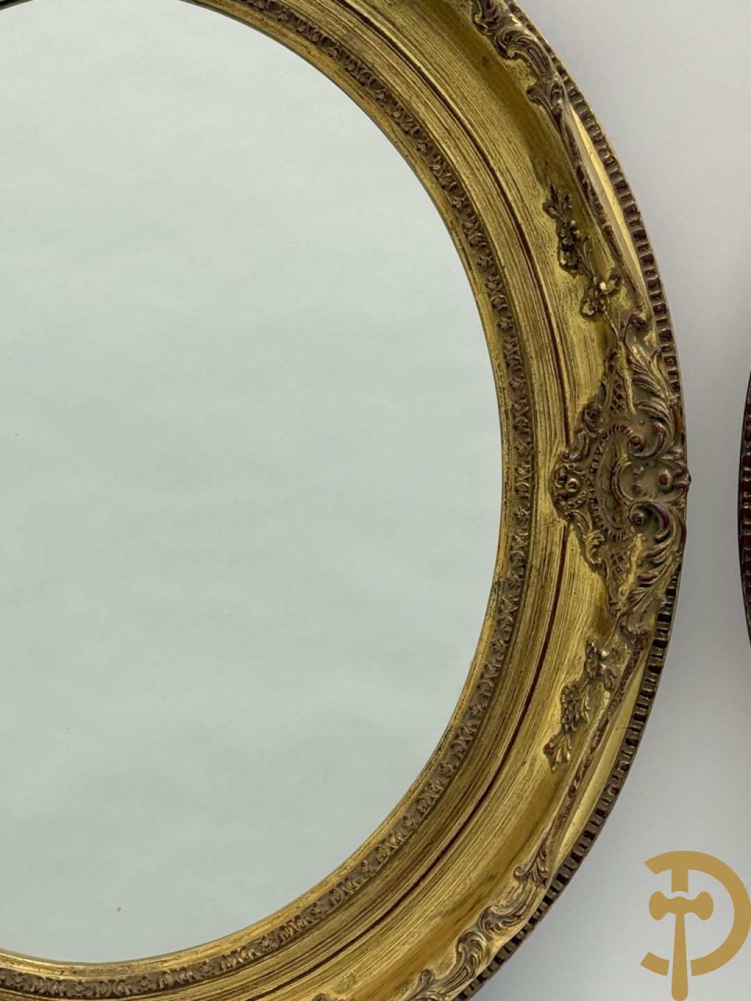 Twee ovale Louis XV lijsten (1 met spiegel en 1 met glas)
