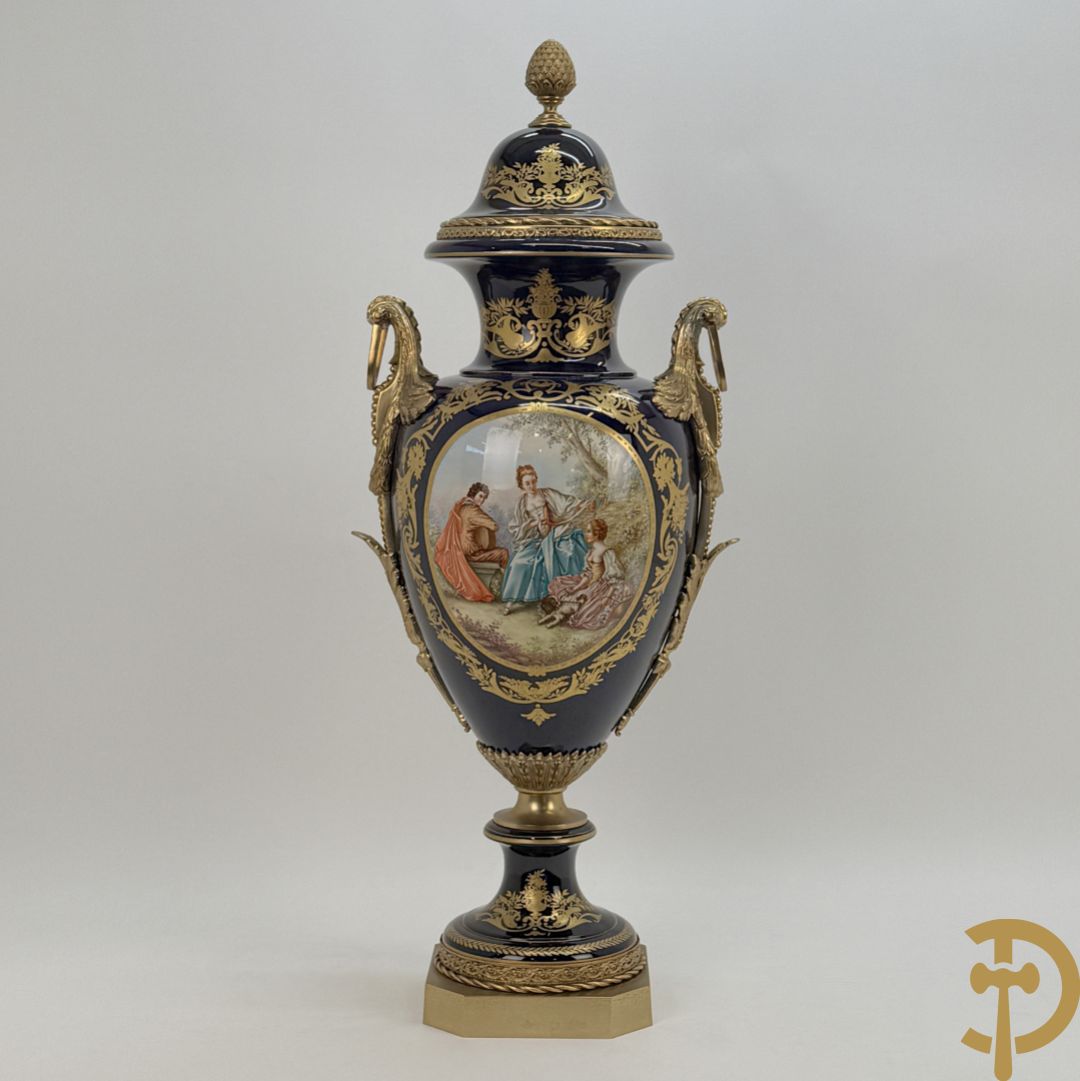 Vuurvergulde bronzen amfoorvaas met basrelief van dame en bezet met cupido