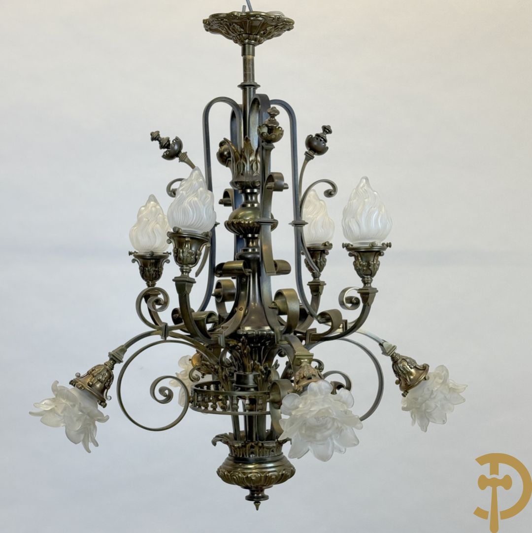 Massieve bronzen luchter met 8 lichtpunten en bezet met accanthusranken