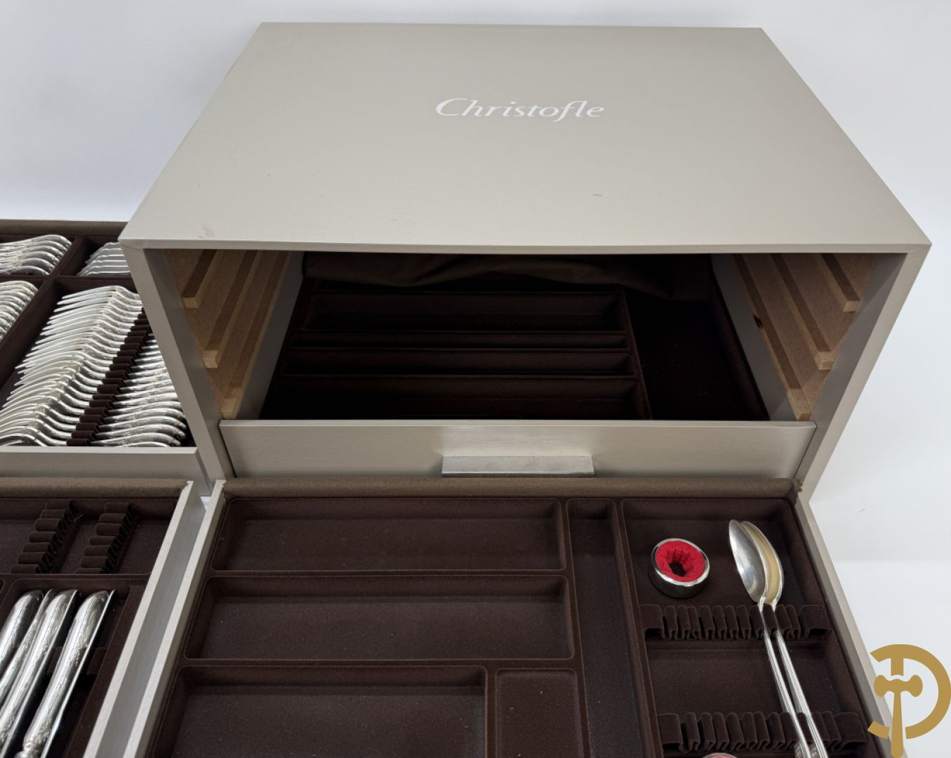 Verzilverd bestek bestaande uit 12 messen, 12 dessertlepels, 12 dessertvorken, 12 taartvorkjes, 12 dessertmessen en 12 visvorken, gemerkt Quaghebeur (Kuurne) dit alles in een in Christofle bestekkoffer ondergebracht
