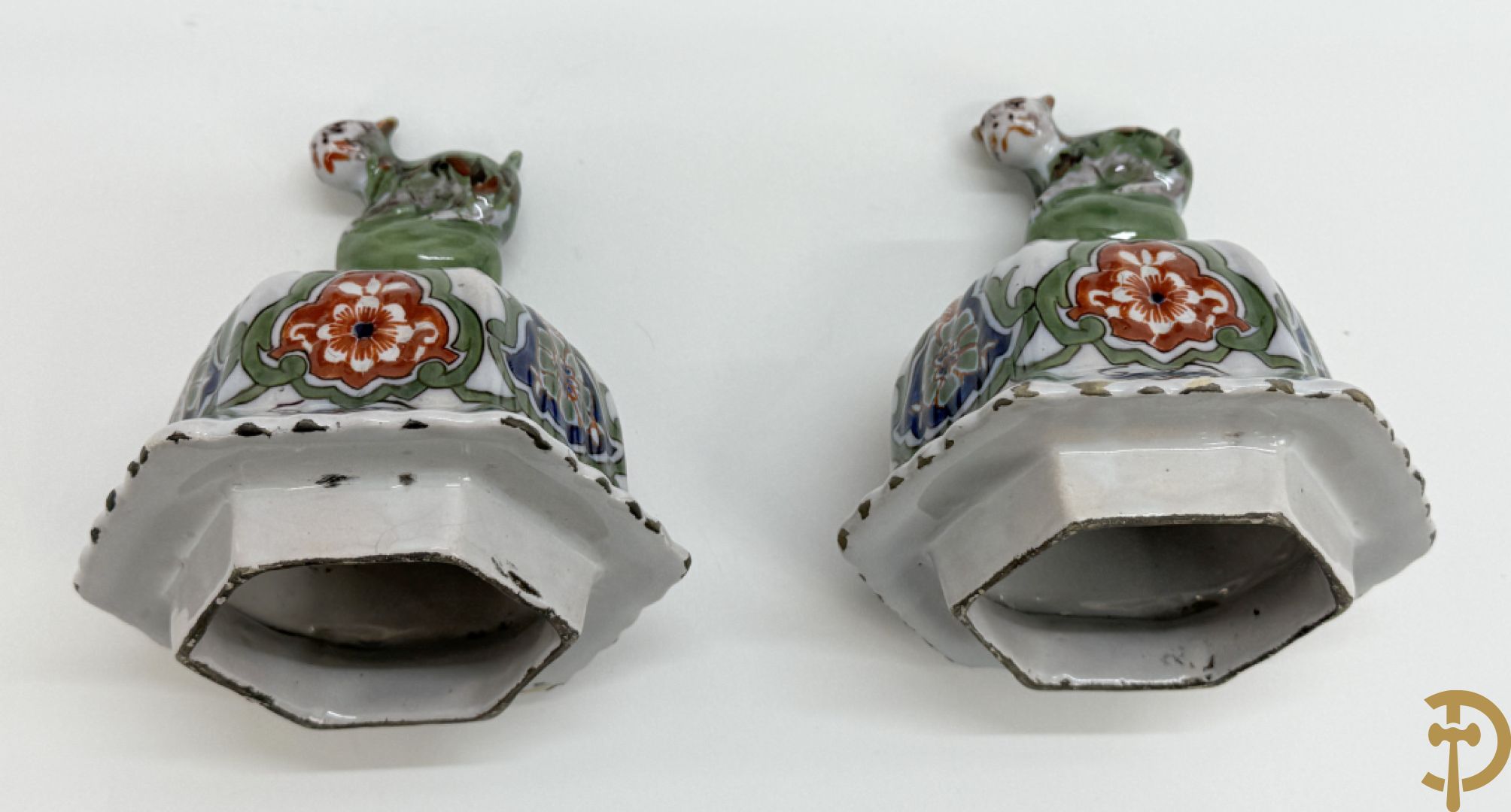 Paar polychrome Delftse zeshoekige dekselvazen met bloemen- en vogeldecor + 4 Strassbourgborden