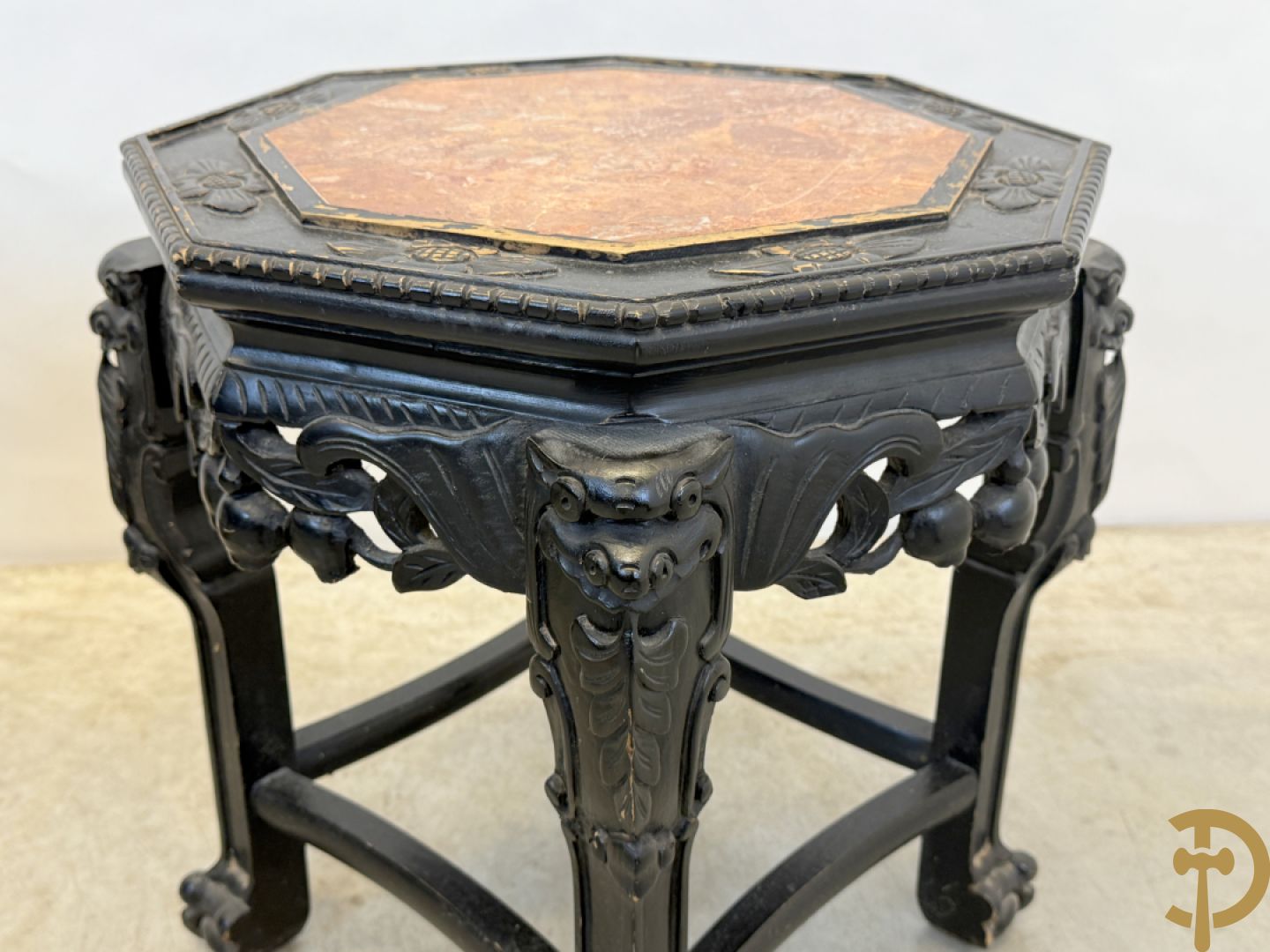 Paar achthoekige hardhouten Chinese sokkels met fo-honden en bloemendecoratie