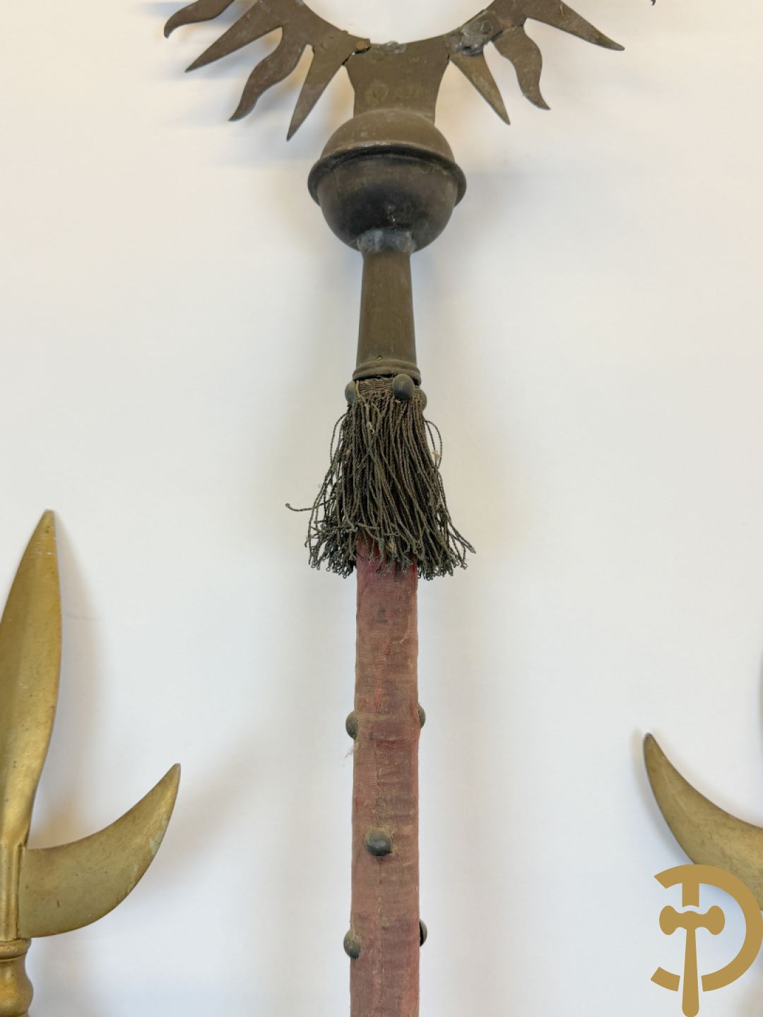 Rituele staf met initialen uit de Vrijmetselarij + 2 vlaggenmasten met koperen ornamenten uit de Vrijmetselarij, gemerkt XI