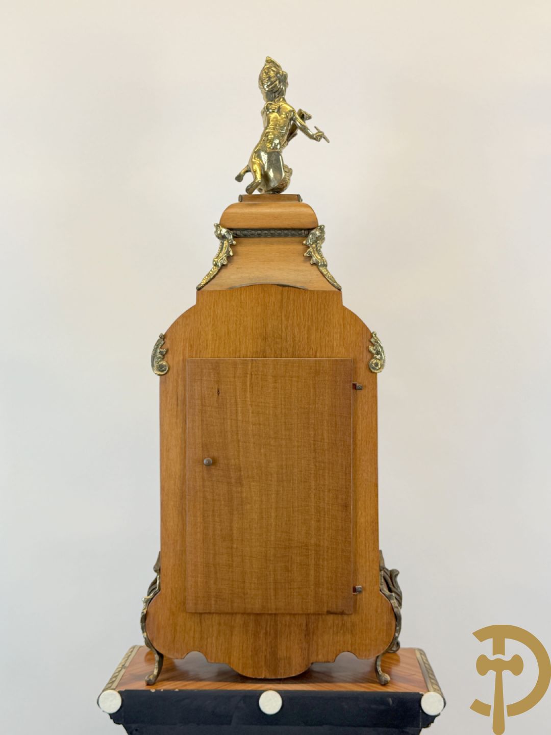 Notelaren pendule met bloemenmarquetterie en bronsbeslag, bovenaan bekroond met bronzen figuur - met bijhorende sokkel in notelaar met bronsbeslag