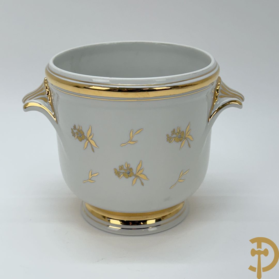 Handbeschilderde porseleinen siervaas met bloemenbeschildering en sfinxen + paar porseleinen cachepots met bloemendecor + 3 porseleinen  kopjes en schoteltjes