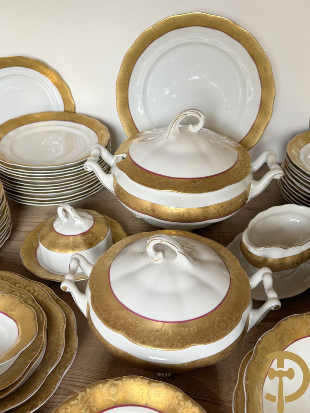 Verguld porseleinen servies met bloemenmotieven