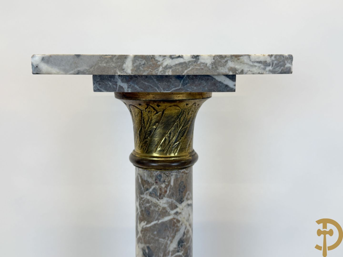 Geaderde marmeren zuil met koperbeslag