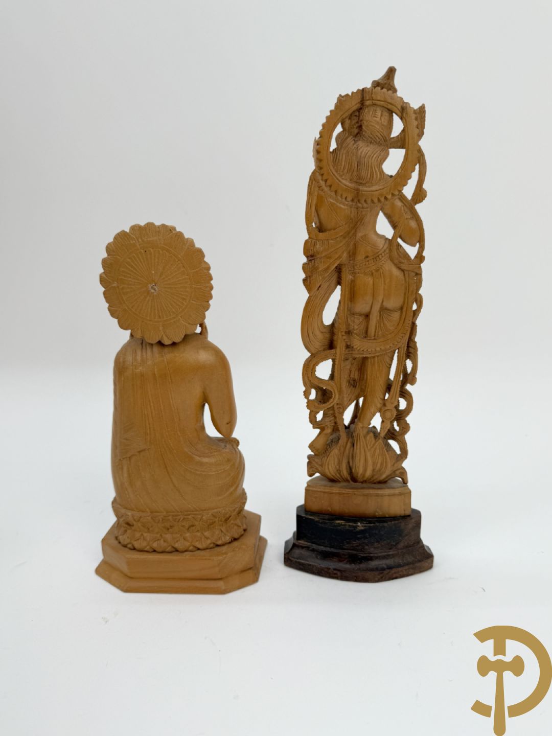 Negen houtgesculpteerde boedhistische figuren waarvan enkele verguld