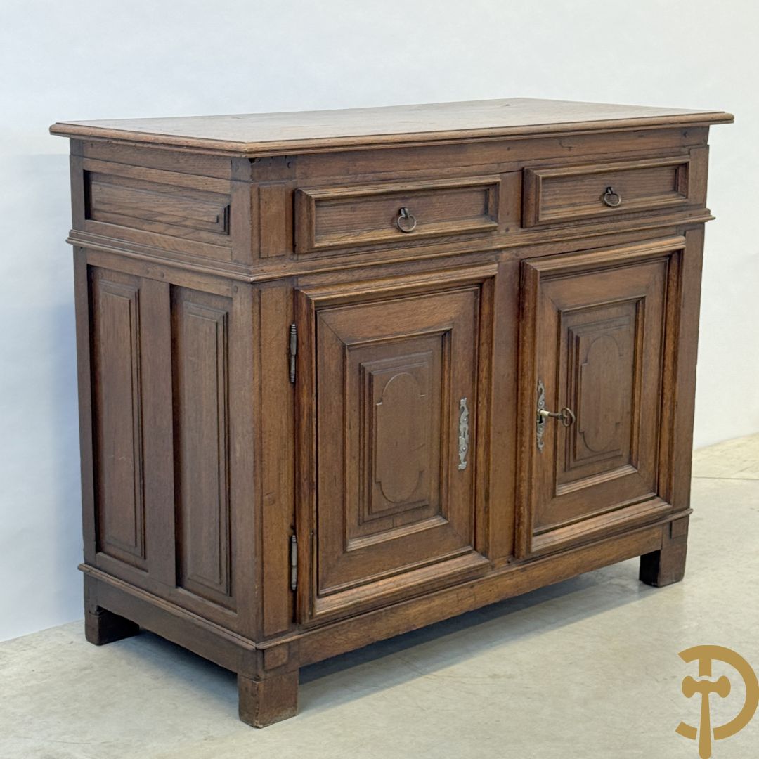 Massief eiken tweedeursdresse met 2 lades en panelen in de deuren, Louis XIII, 18e