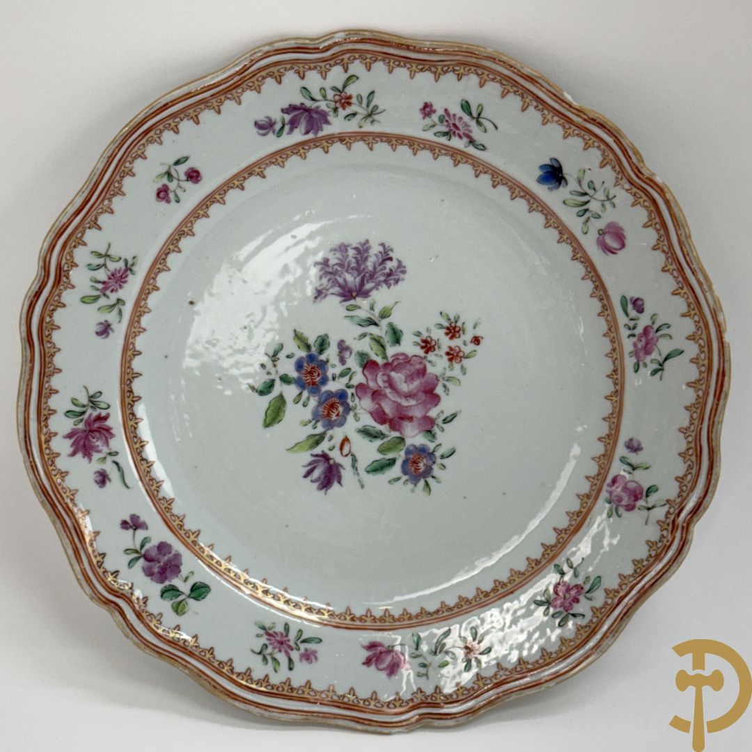 Negen Famille rose bordjes w.o. zes plat gekartelde, 1 diep gekartelde en 2 vlakke met bloementaferelen