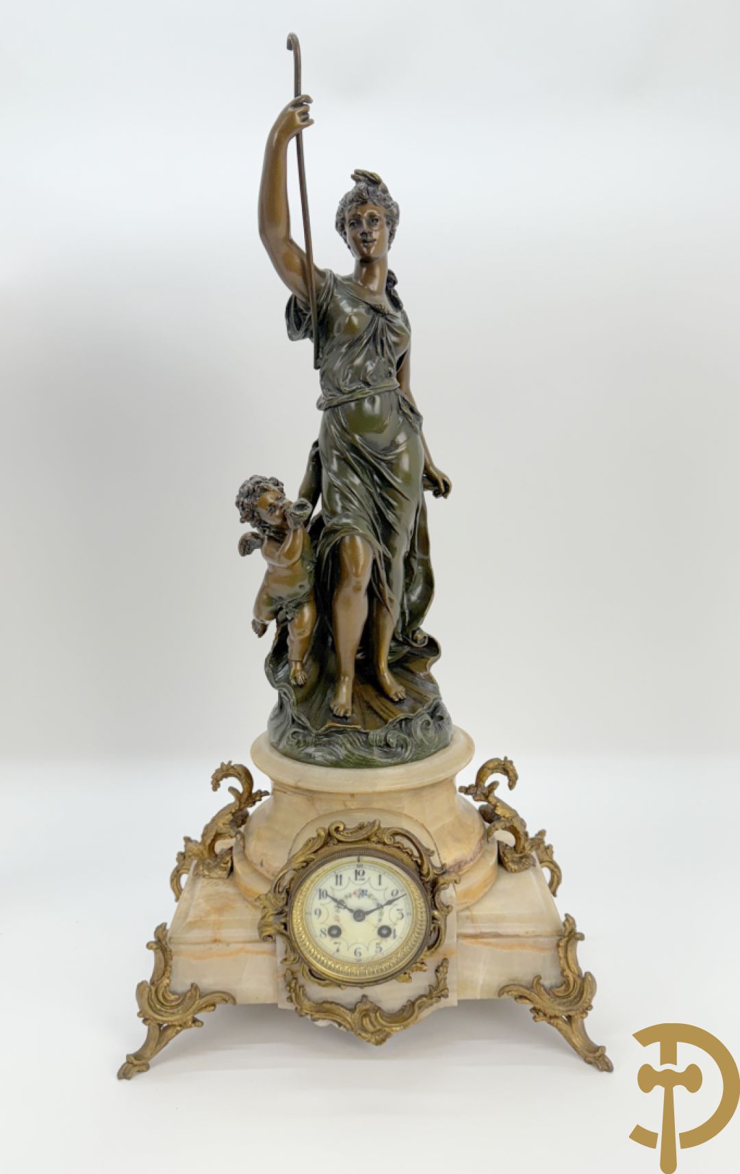 Driedelige zamak garnituur bestaande uit pendule met cupido en dame geflankeerd door paar vijfarmige kandelaars, Bruchon getekend