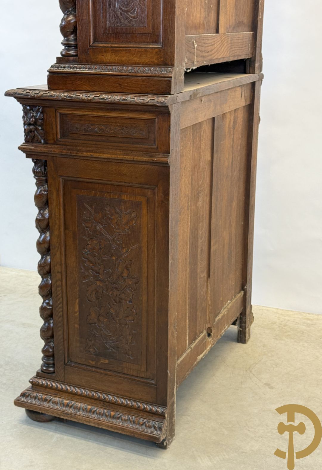 Massief eiken jacht deux-corps, bovenaan met vitrine, zijdelings met getorste zuilen, onderaan met sculptuur van everzwijn en eikebladranken