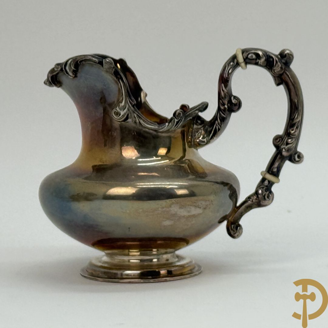 Zilveren koffiekan + bijhorende melk- en suikerpot, Louis XV stijl