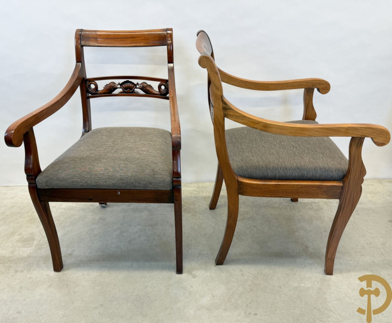 Set notelaren stoelen met sculptuur van dolfijnen in de rug, bestaande uit zes stoelen en 2 armzetels