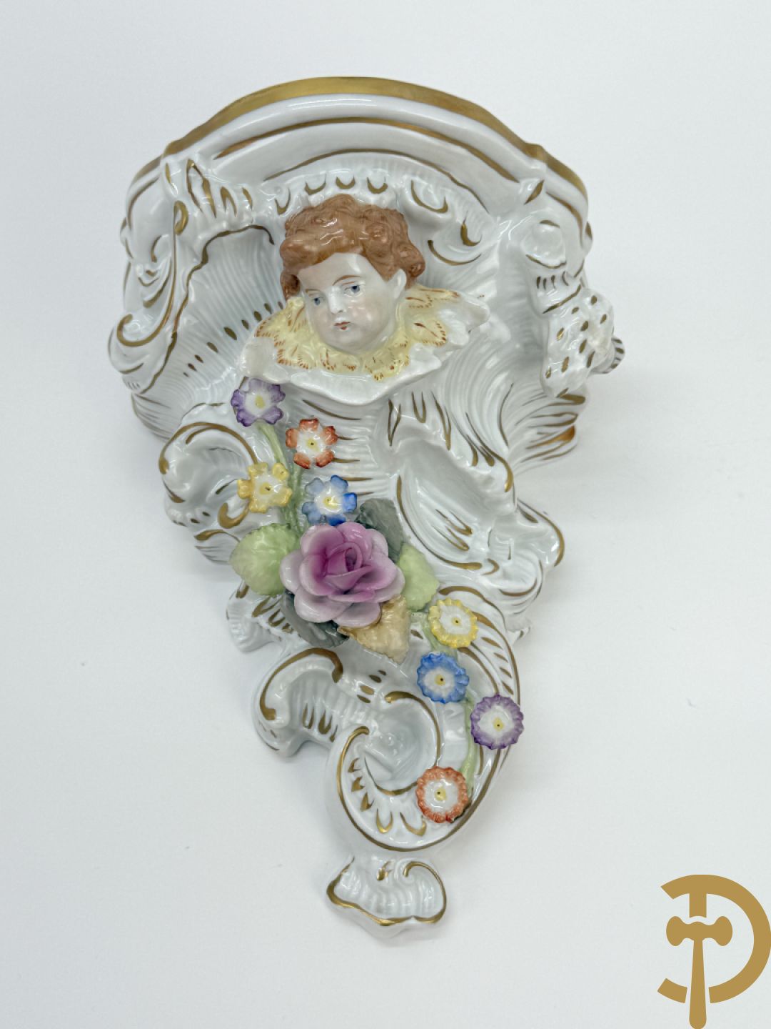 Paar porseleienen consooltjes met cupido