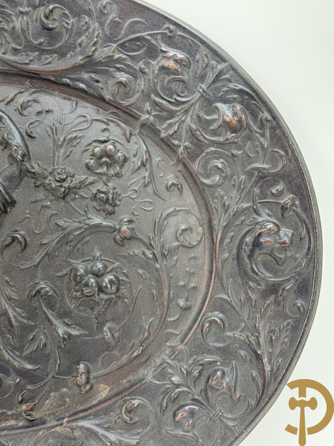 Metalen ovale schotel met dame omgeven door bloemen en accanthusranken, achteraan getekend American Radiator Cie